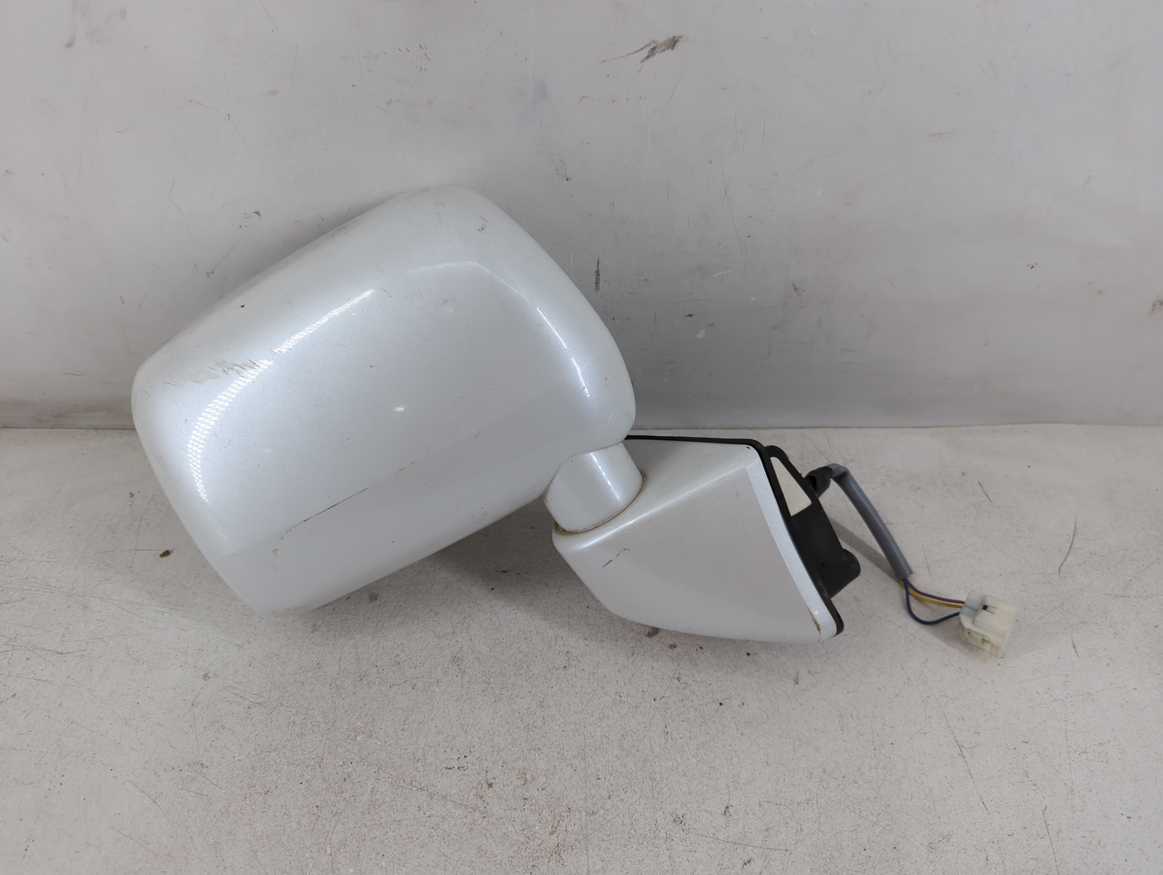 Picture of 2011 Mitsubishi Endeavor Passenger Right Side View Manual Door Mirror 843914