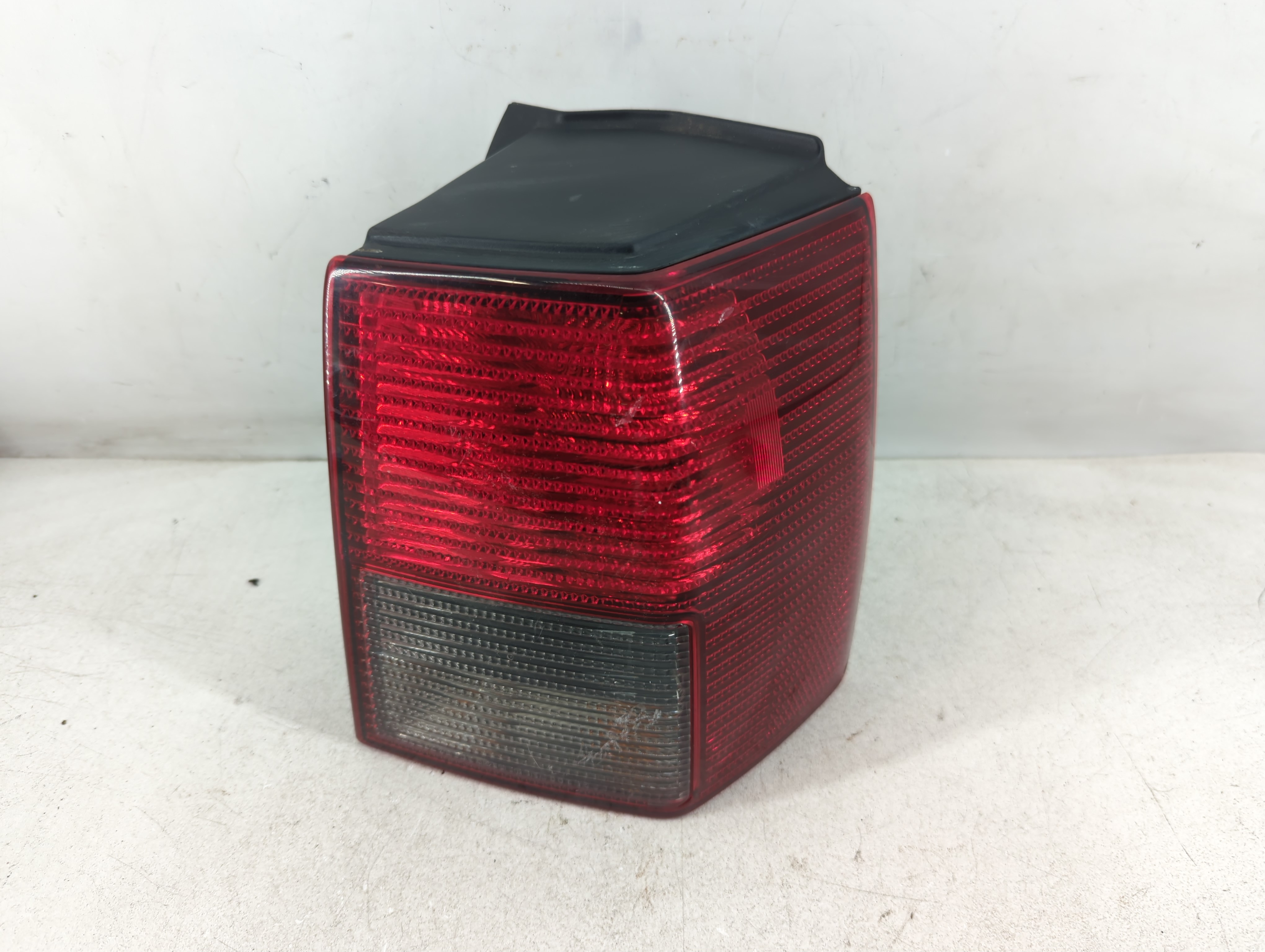 Picture of 2011 Mitsubishi Endeavor Passenger Right Side Tail Light Taillight Oem 843924
