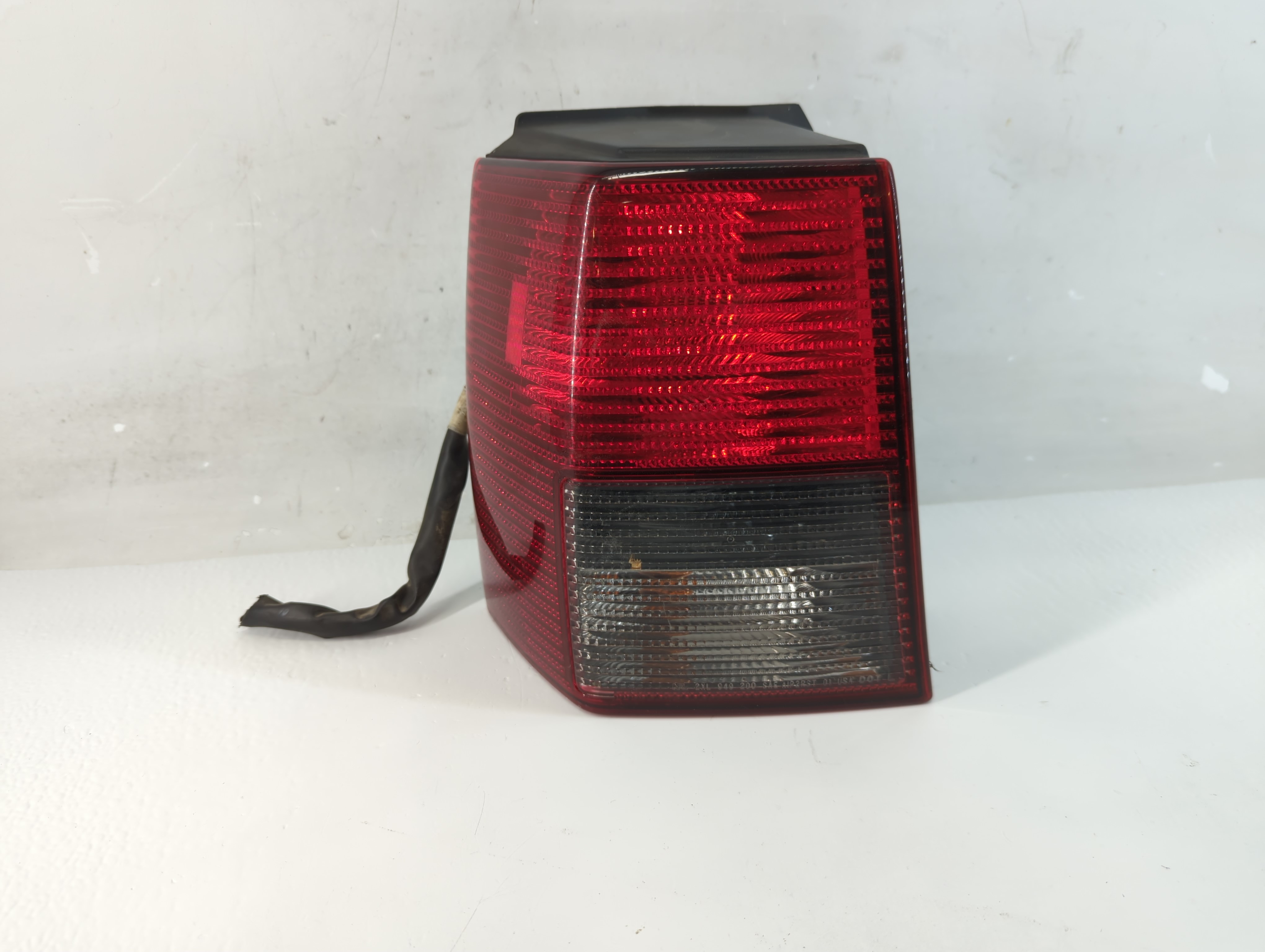 Picture of 2011 Mitsubishi Endeavor Driver Left Side Tail Light Taillight Oem 843925