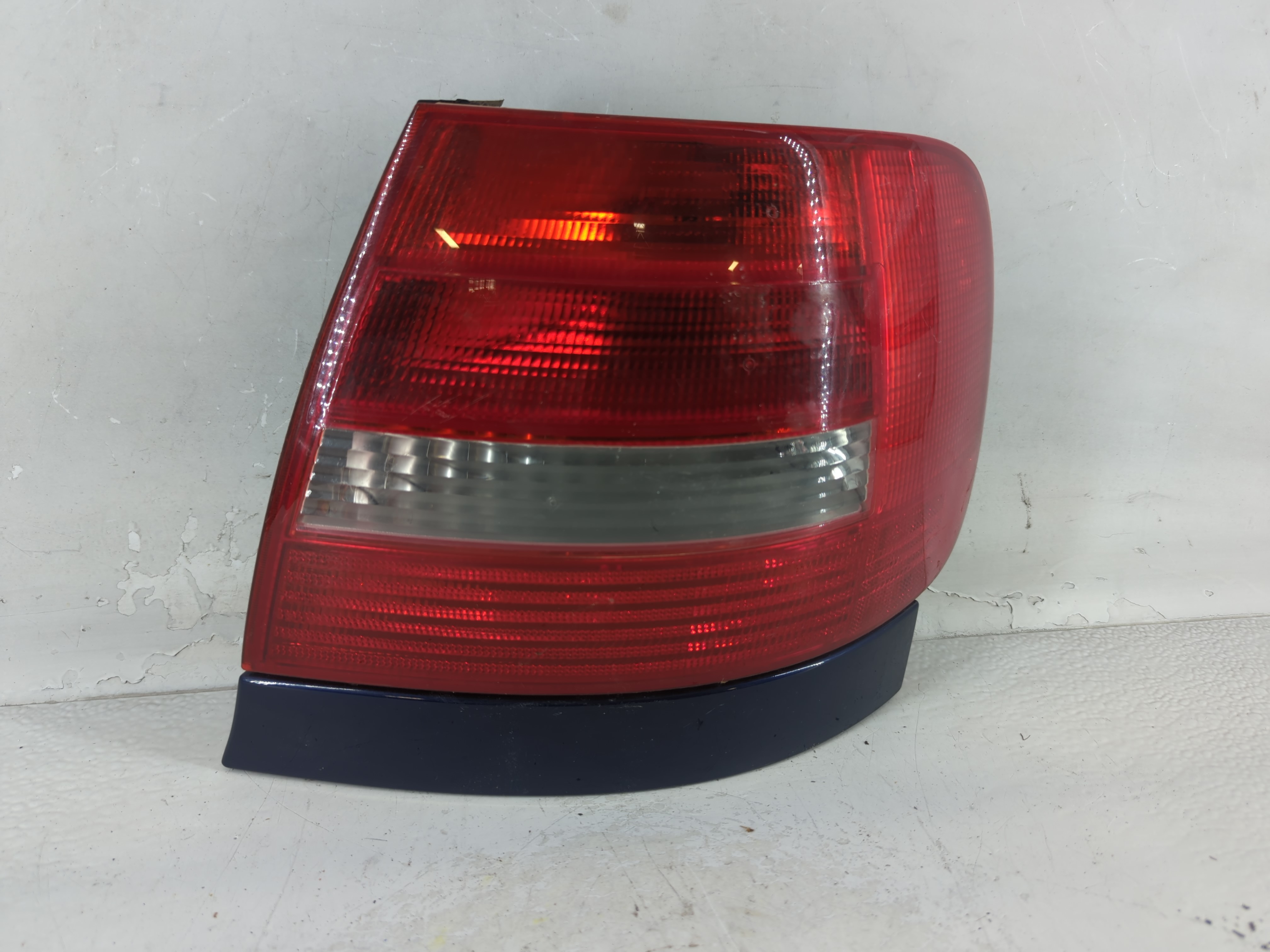 Picture of 1999-2002 Audi A4 Passenger Right Side Tail Light Taillight Oem 844208
