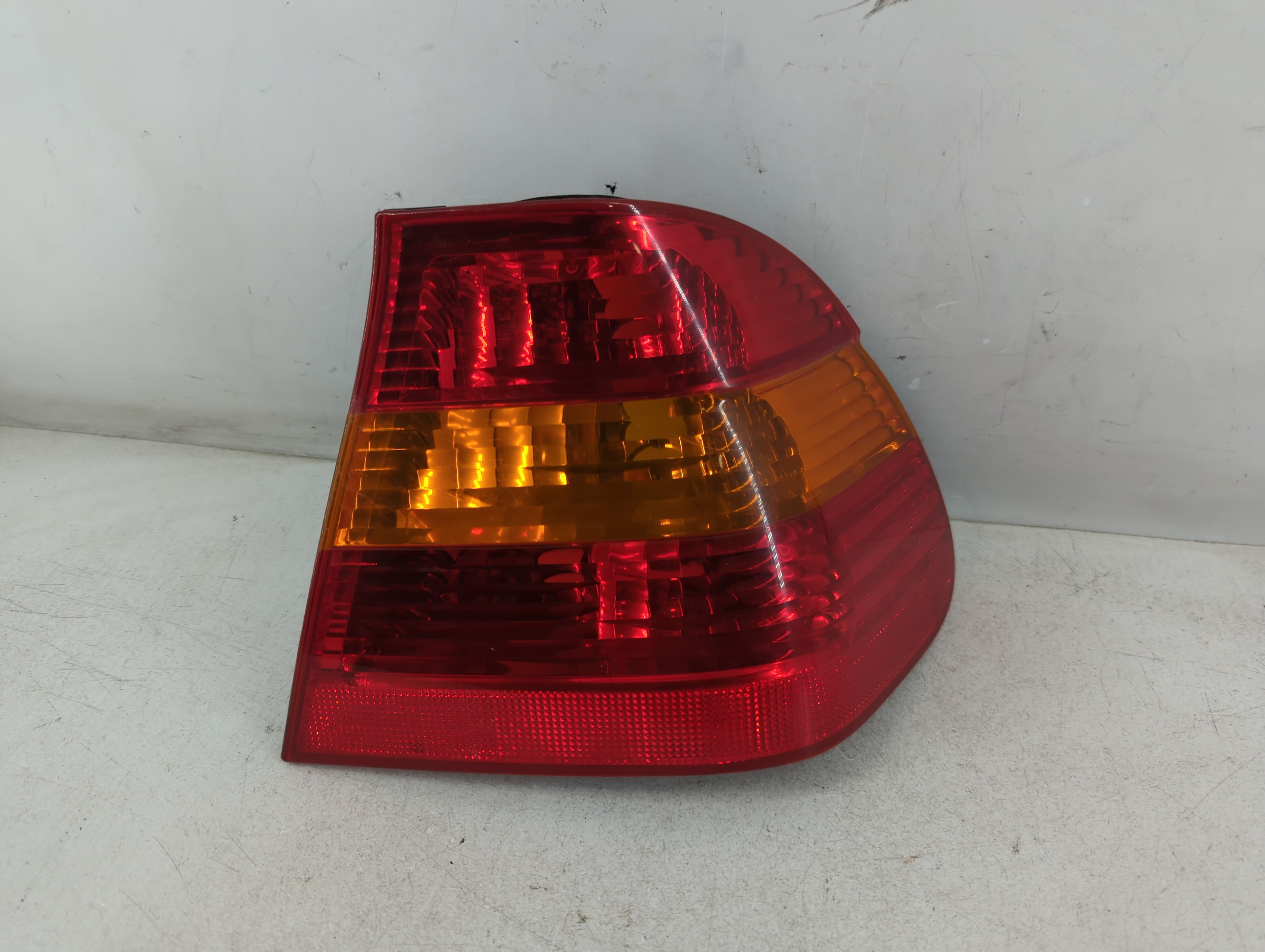 Picture of 2005 Bmw 330i Passenger Right Side Tail Light Taillight Oem 844805
