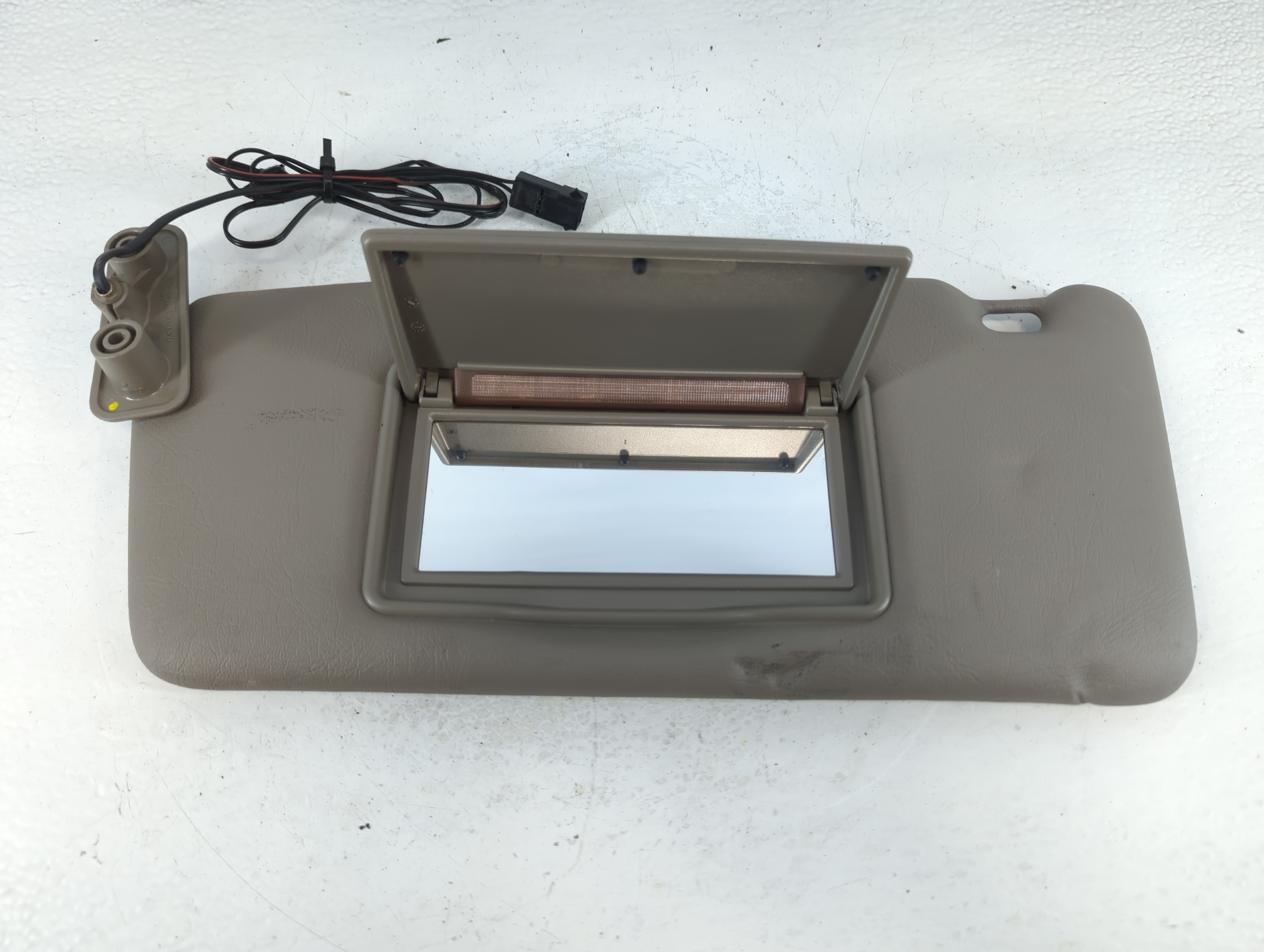 Picture of 1998 Volvo Volvo 90 Series Driver Sun Visor Mirror Left Sunvisor 845875