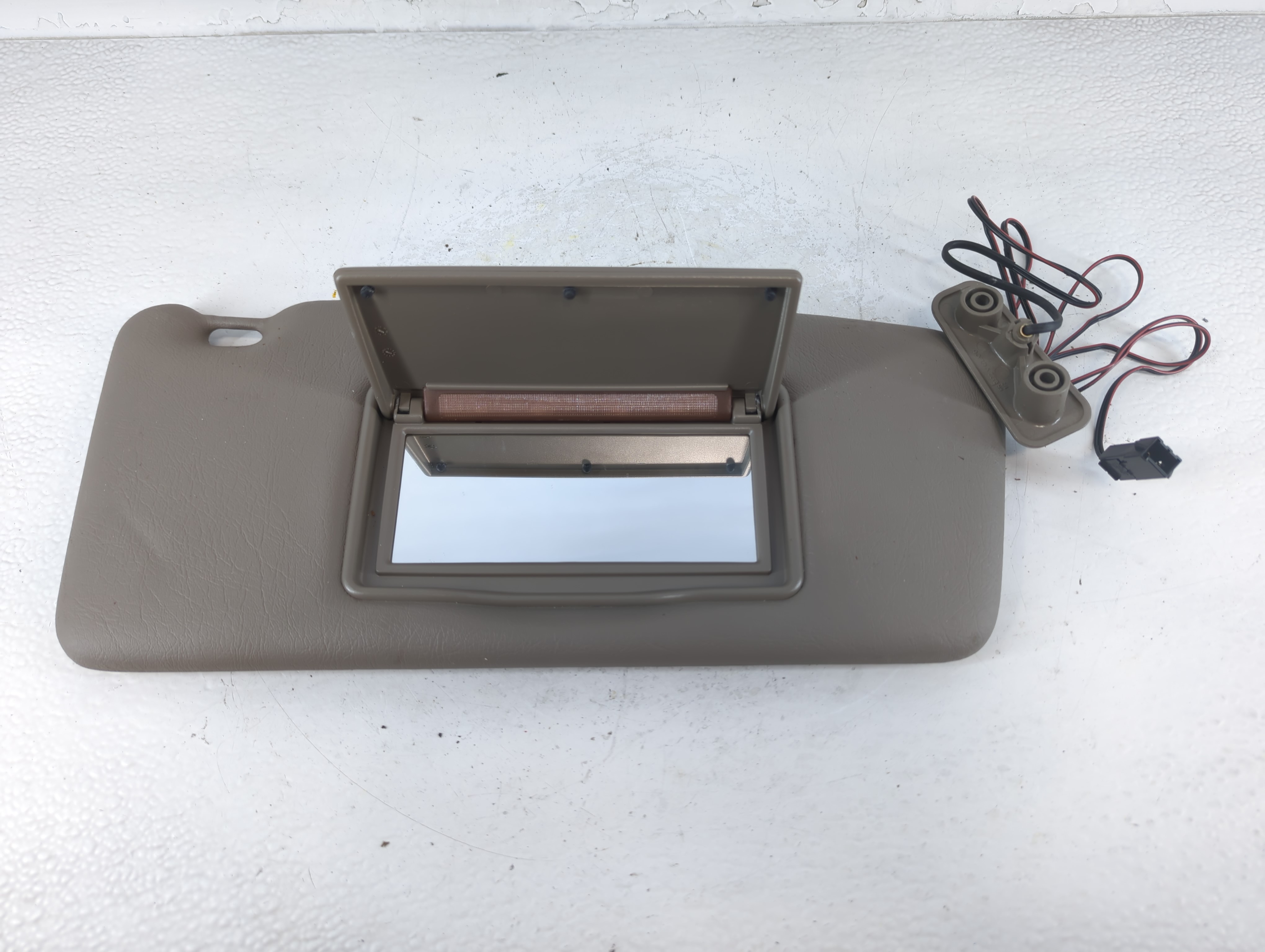 Picture of 1998 Volvo Volvo 90 Series Passenger Sun Visor Mirror Right Sunvisor 845876