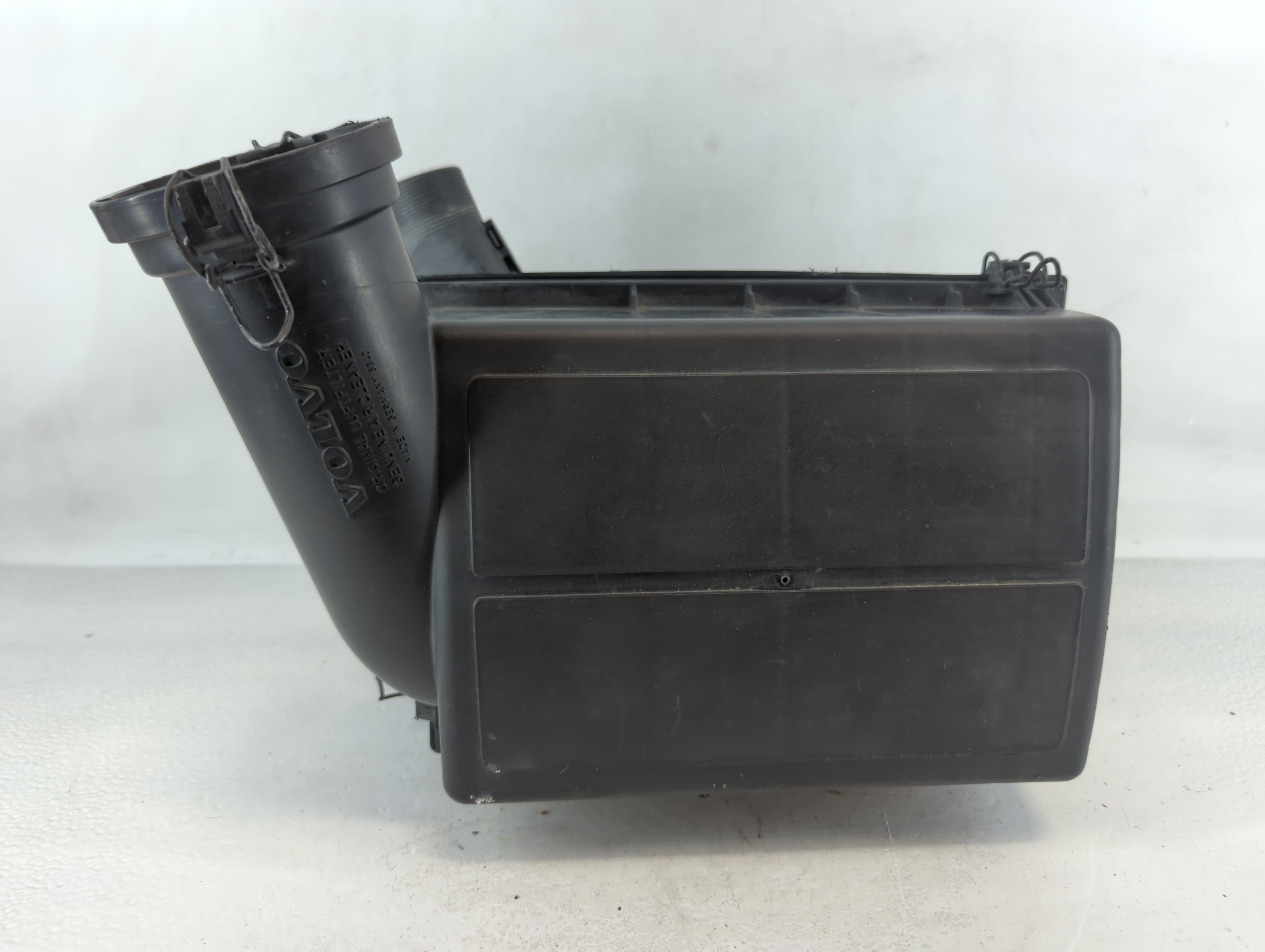Picture of Volvo Volvo 90 Series Air Cleaner Intake-duct Hose Tube 845904