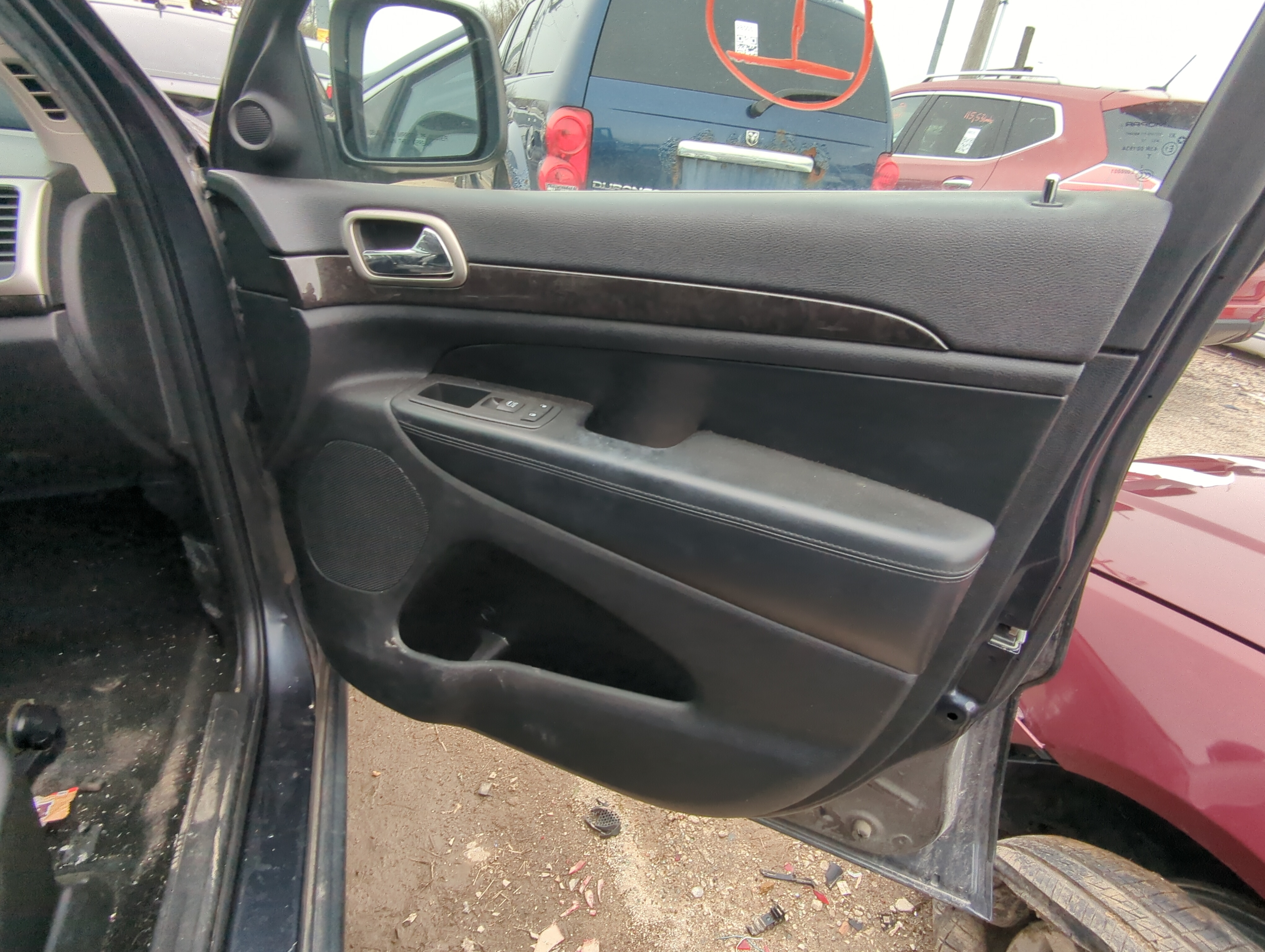 2013 Jeep Grand Cherokee Front Right Passenger Interior Door Panel Trim 847258 - Oemusedautoparts1.com