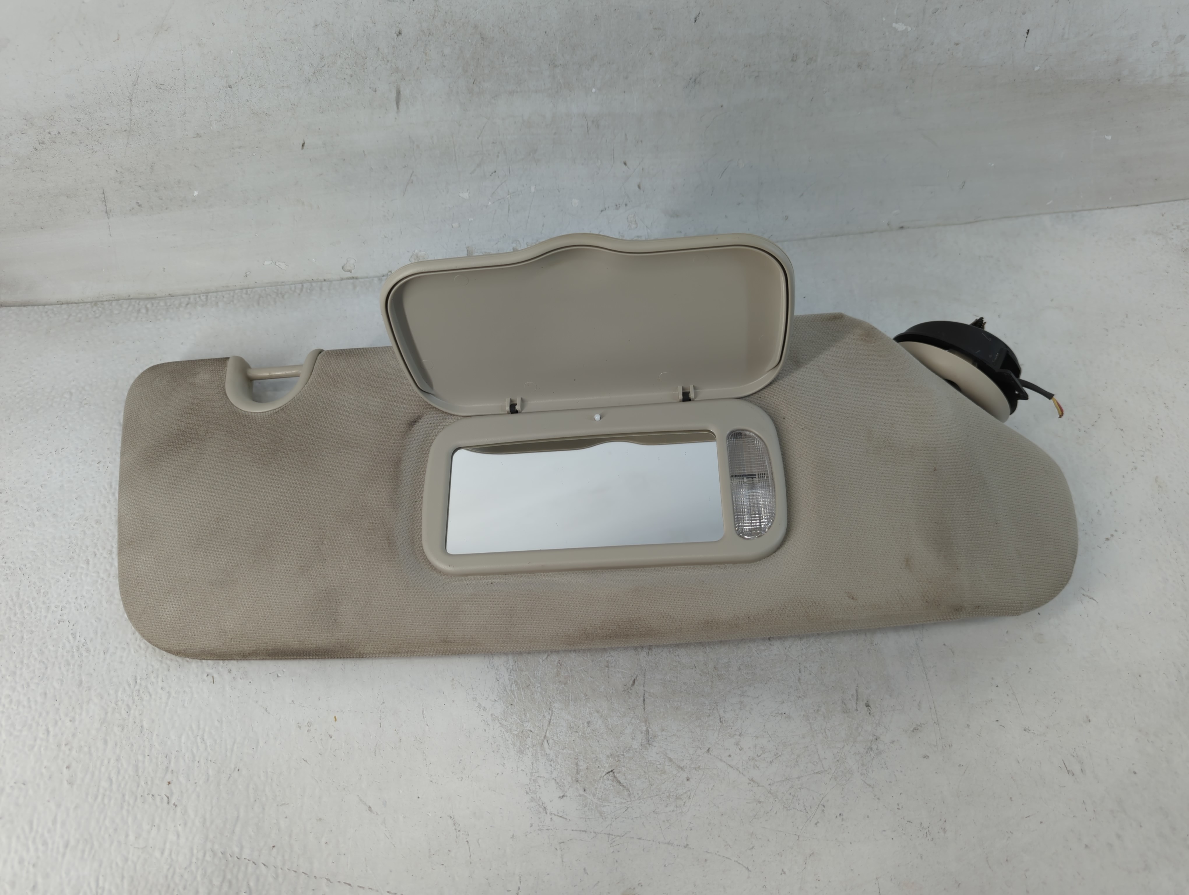 2011 Chrysler Town & Country Passenger Sun Visor Mirror Right Sunvisor 847867 - Oemusedautoparts1.com