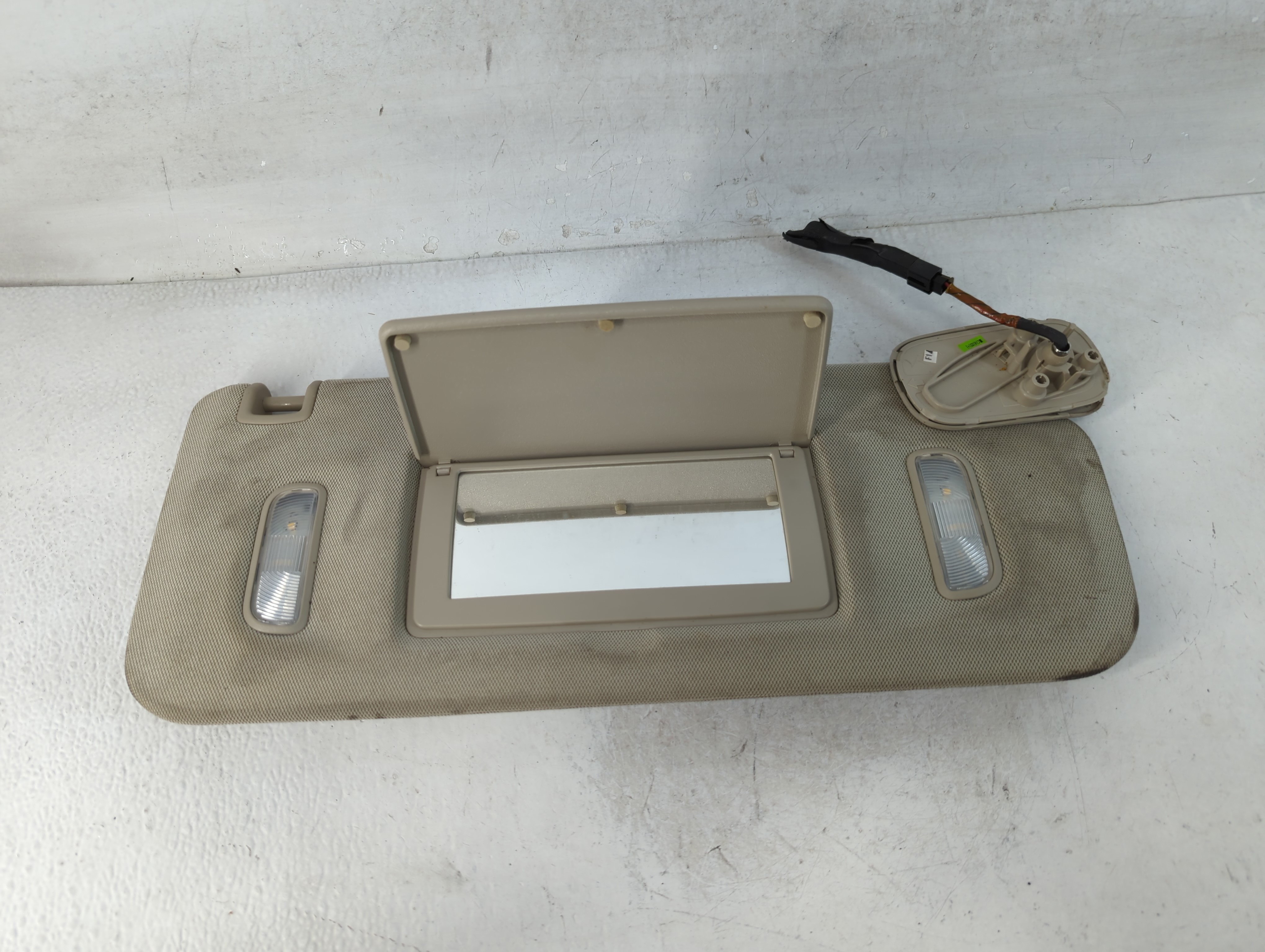 2015-2019 Cadillac Escalade Passenger Sun Visor Mirror Right Sunvisor 847888 - Oemusedautoparts1.com
