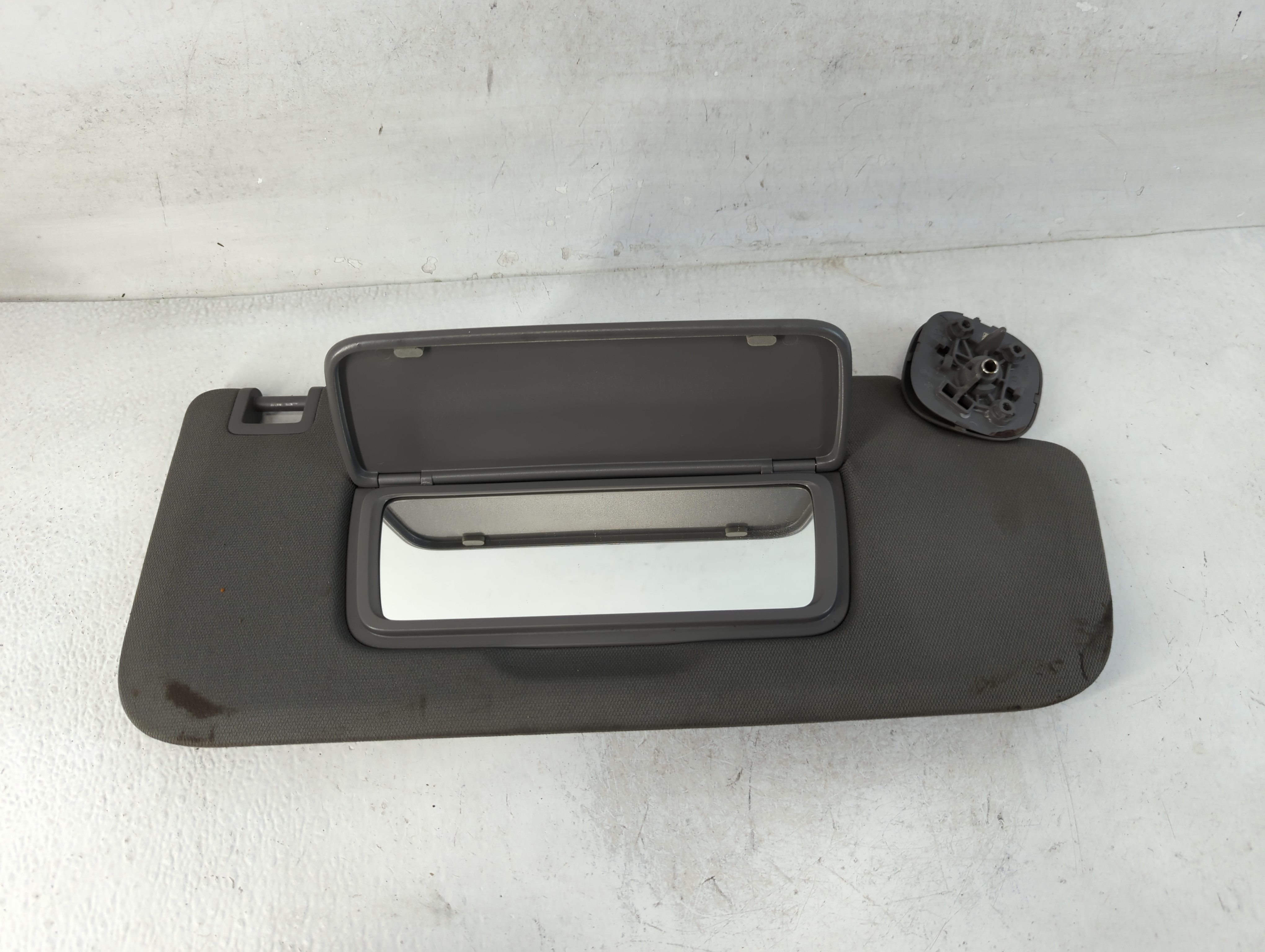 2019 Chevrolet Silverado 1500 Passenger Sun Visor Mirror Right Sunvisor 847951 - Oemusedautoparts1.com