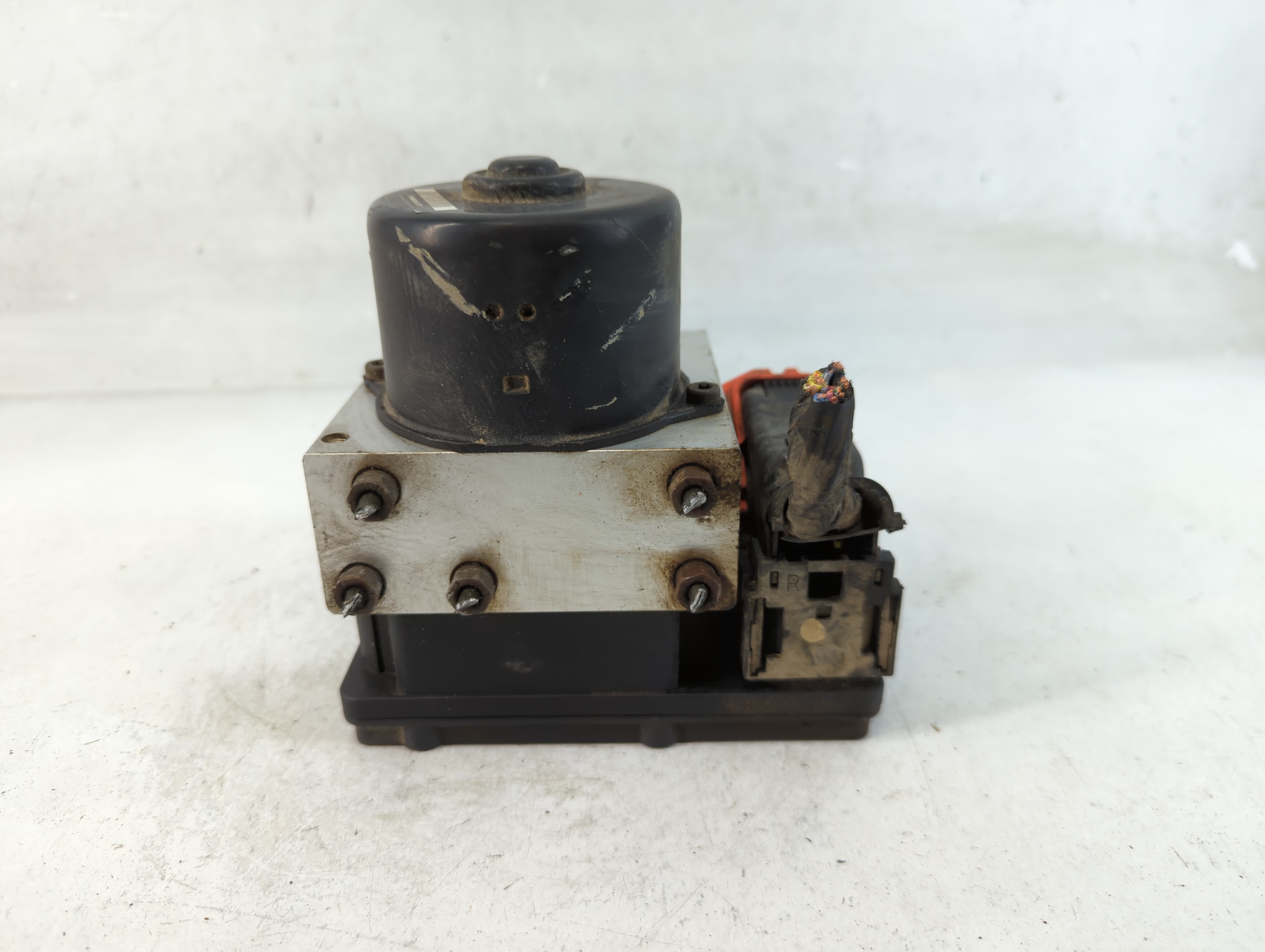 2003-2004 Nissan Xterra Abs Pump Control Module 854177 - Oemusedautoparts1.com