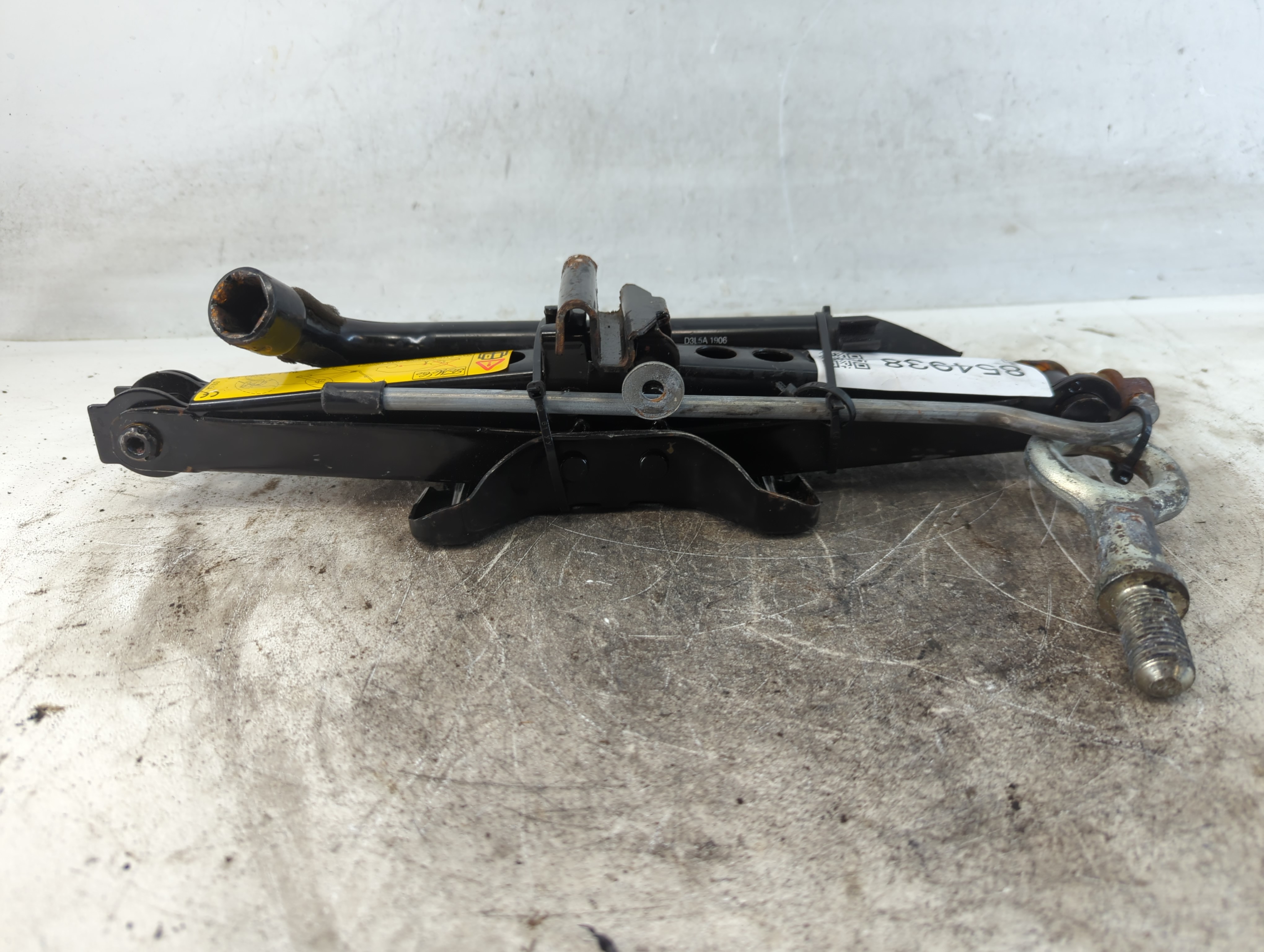 2007 Volvo V40 Spare Scissor Car Jack 854938 - Oemusedautoparts1.com