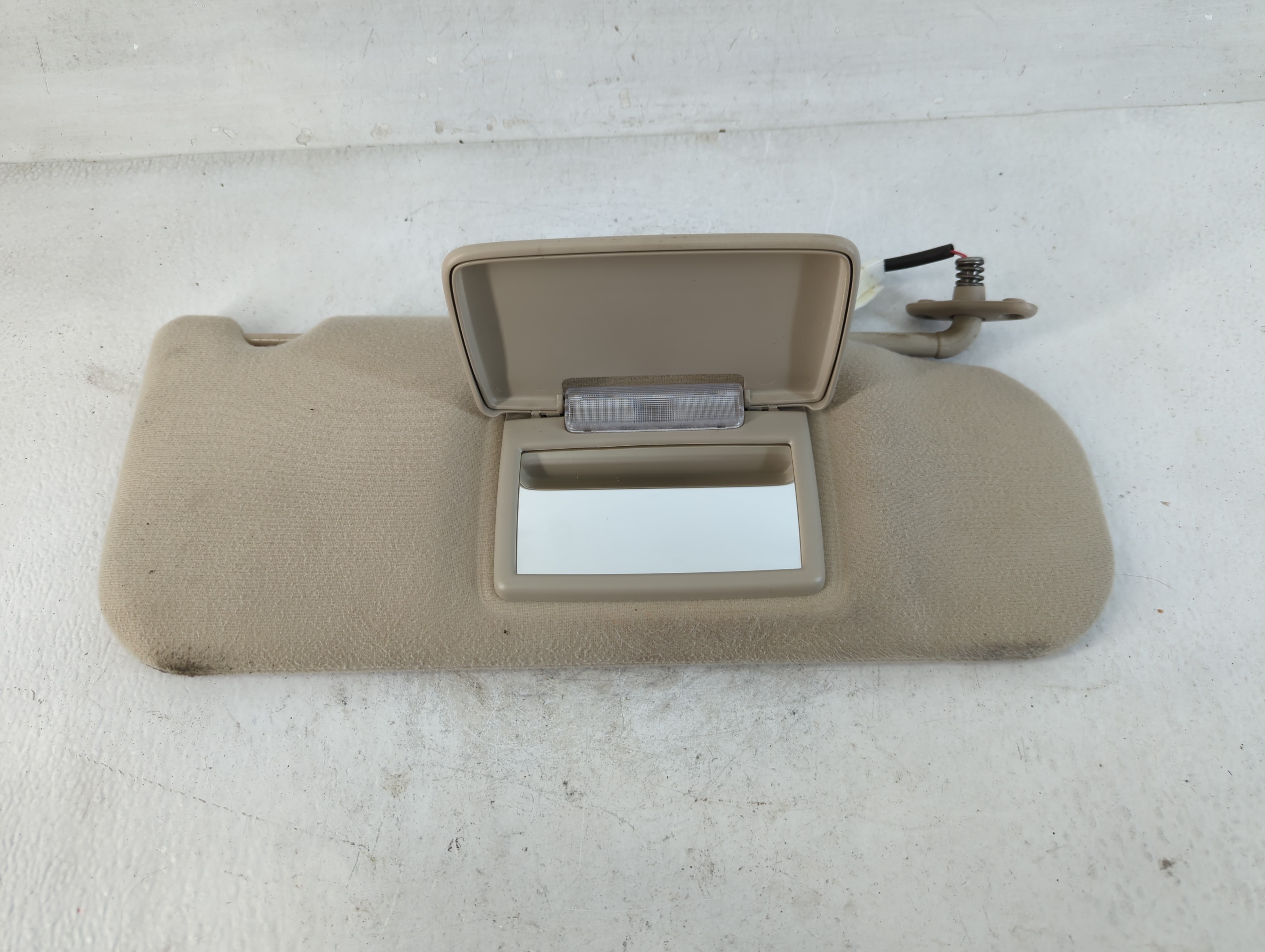 2011 Mitsubishi Endeavor Driver Sun Visor Mirror Left Sunvisor 856144 - Oemusedautoparts1.com