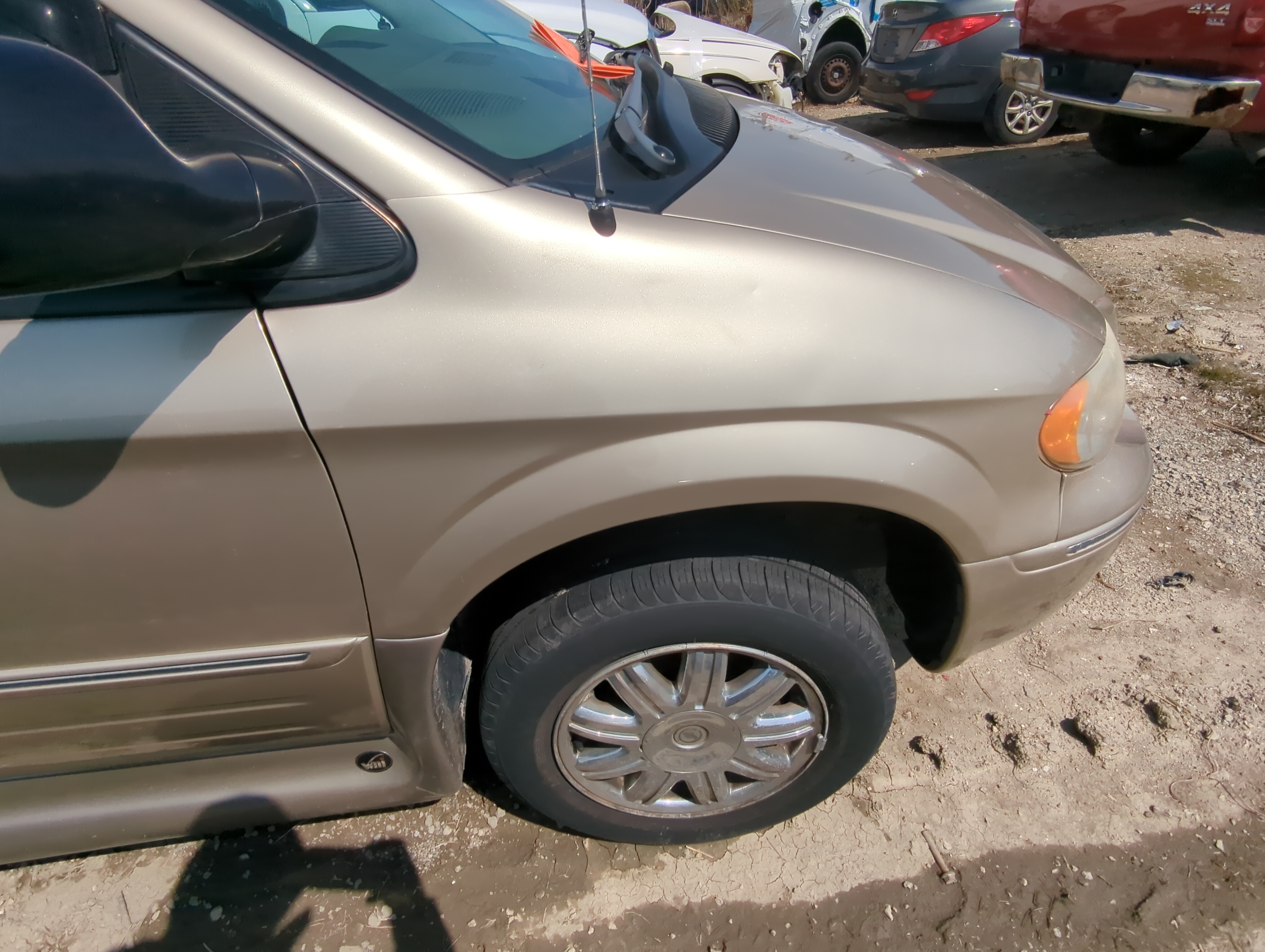 Picture of 2001-2007 Chrysler Town & Country Passenger Fender 856973