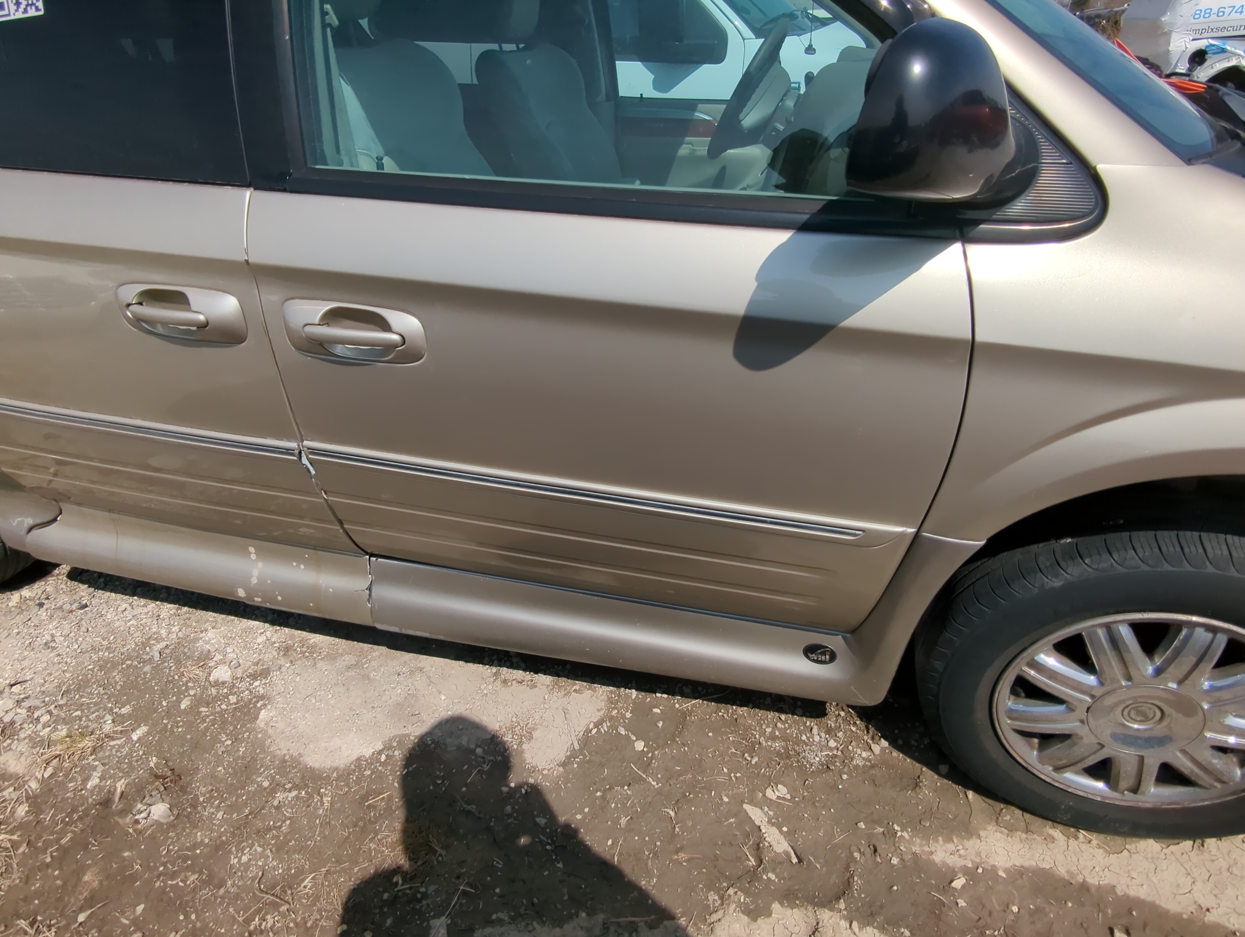 Picture of 2004-2007 Chrysler Town & Country Passenger Front Door Oem 857074
