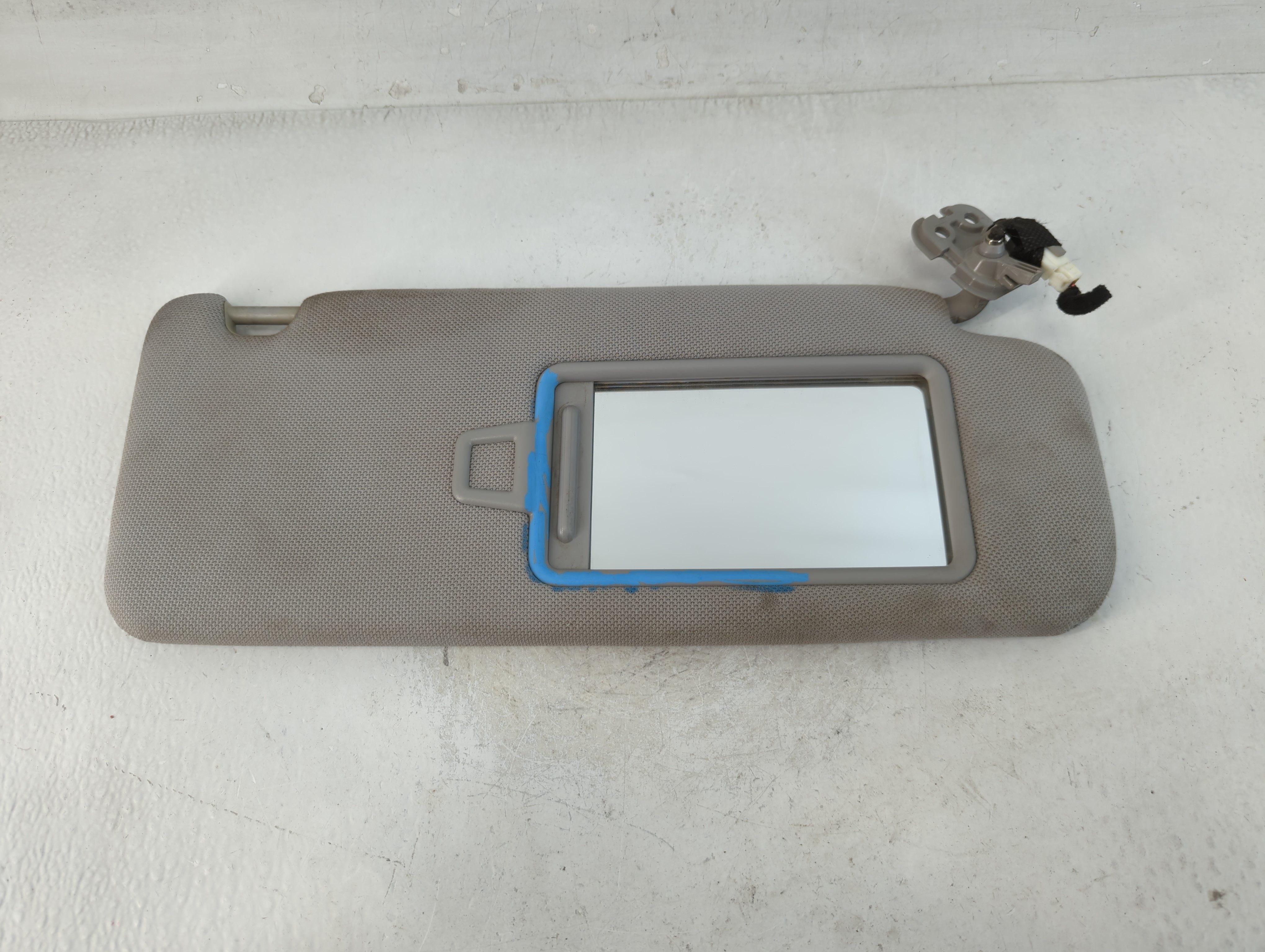 2015-2019 Hyundai Sonata Driver Sun Visor Mirror Left Sunvisor Light Gray 857124 - Oemusedautoparts1.com
