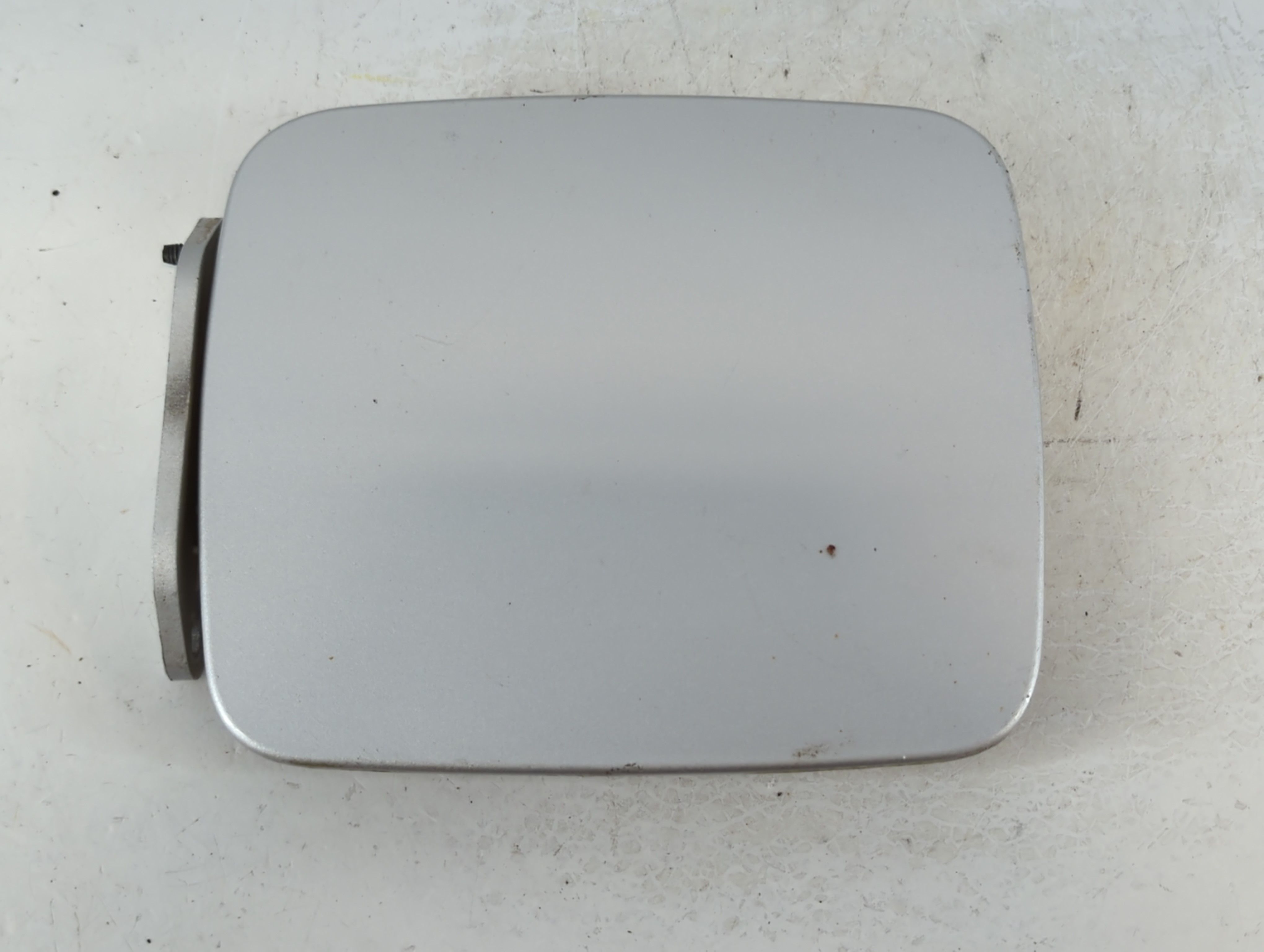 2008 Kia Optima Fuel Tank Door Lid Gas Tank White 857513 - Oemusedautoparts1.com