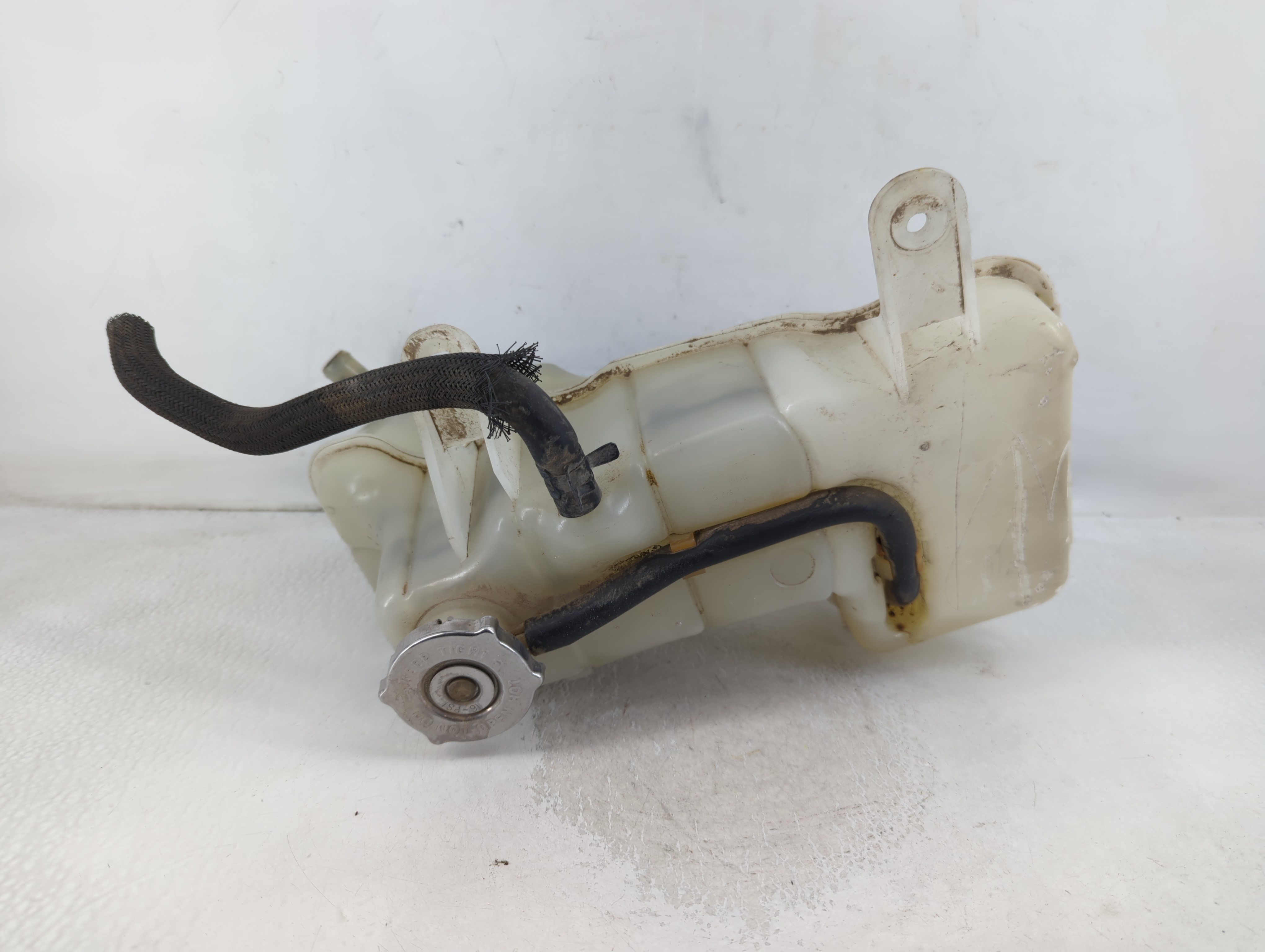 2005-2005 Chrysler 300 Windshield Washer Fluid Reservoir Bottle Oem 858052 - Oemusedautoparts1.com