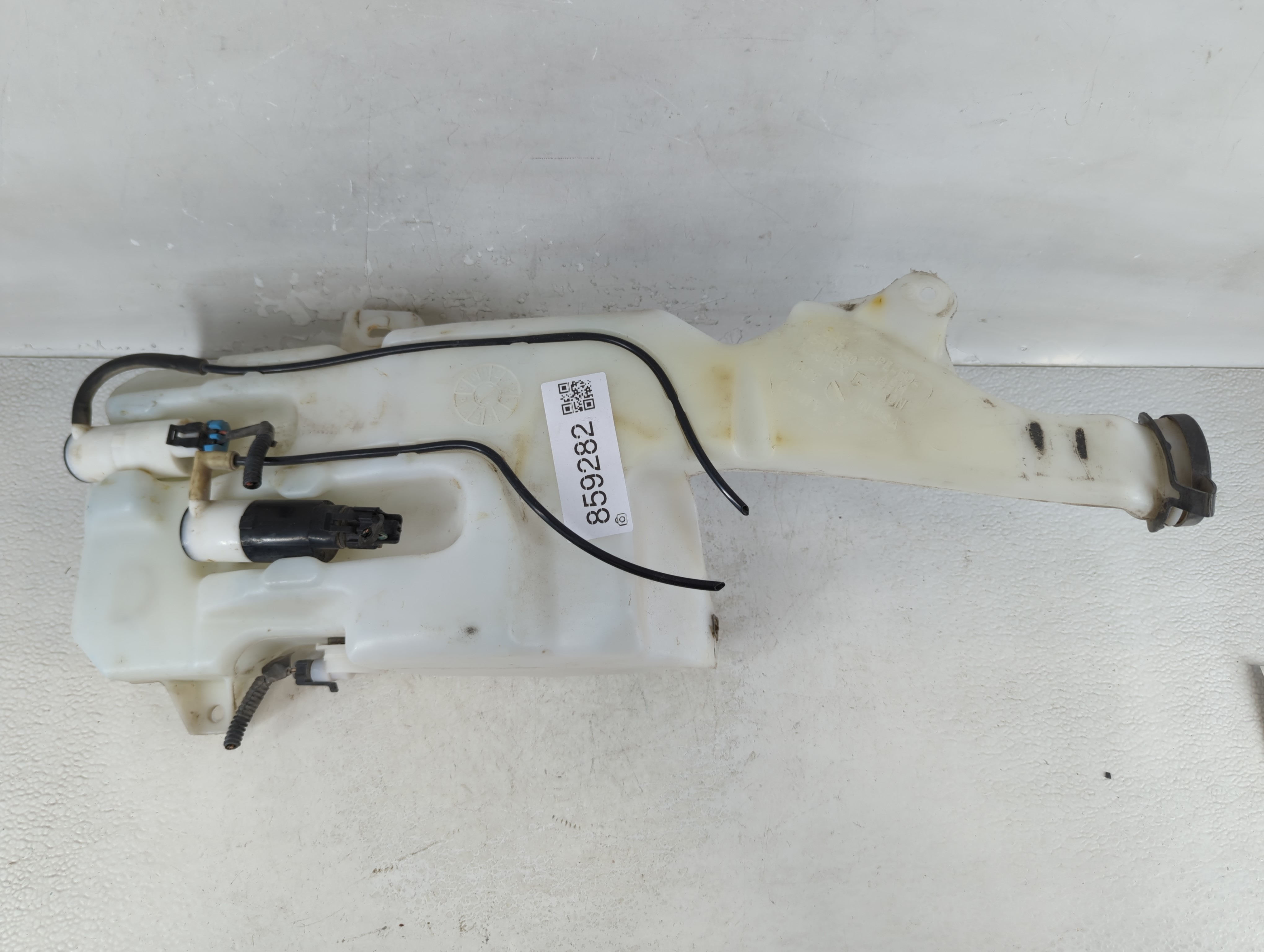 2007-2014 Cadillac Escalade Windshield Washer Fluid Reservoir Bottle Oem 859282 - Oemusedautoparts1.com