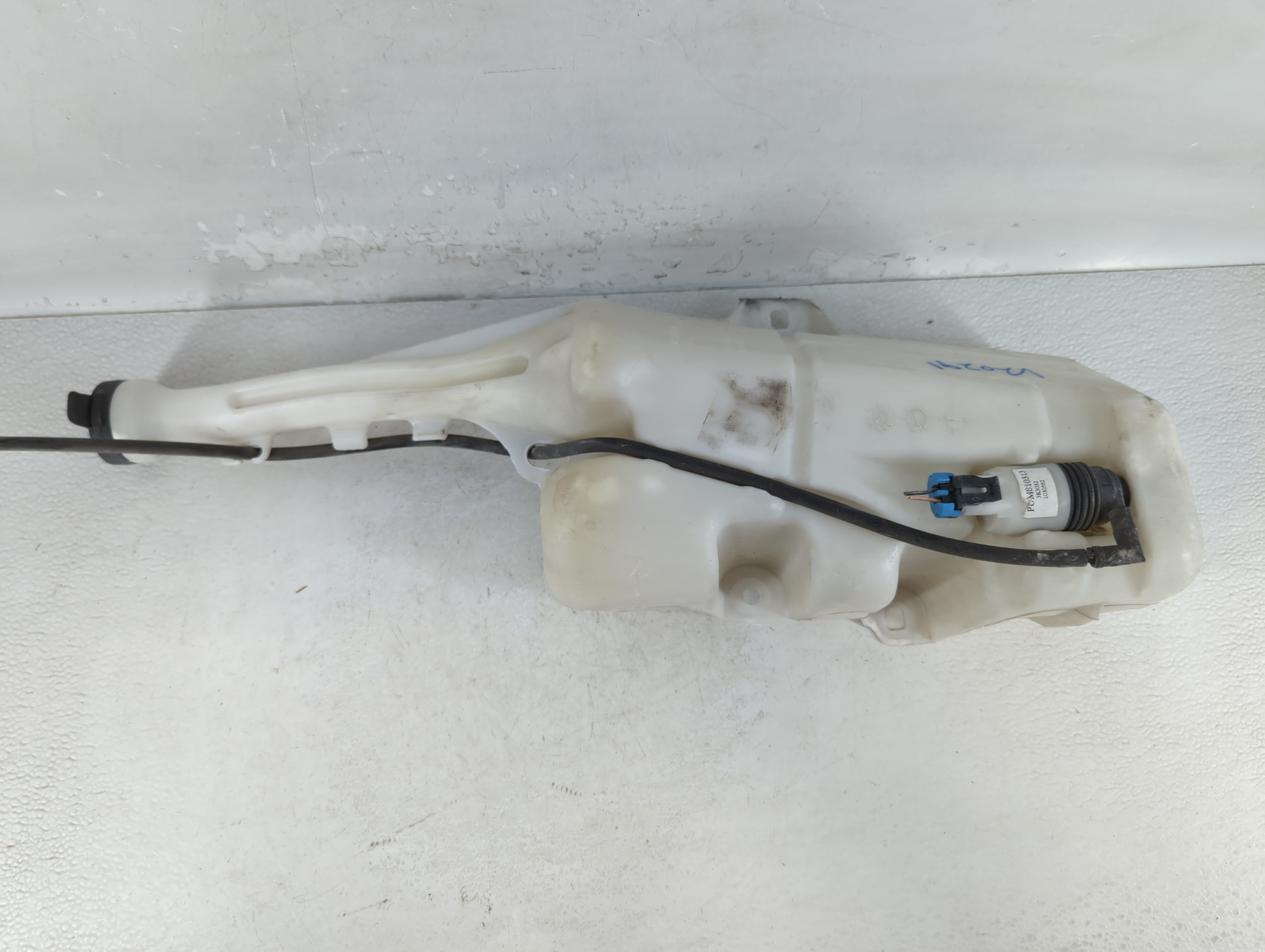 Picture of 2010-2015 Chevrolet Camaro Windshield Washer Fluid Reservoir Bottle Oem 859285