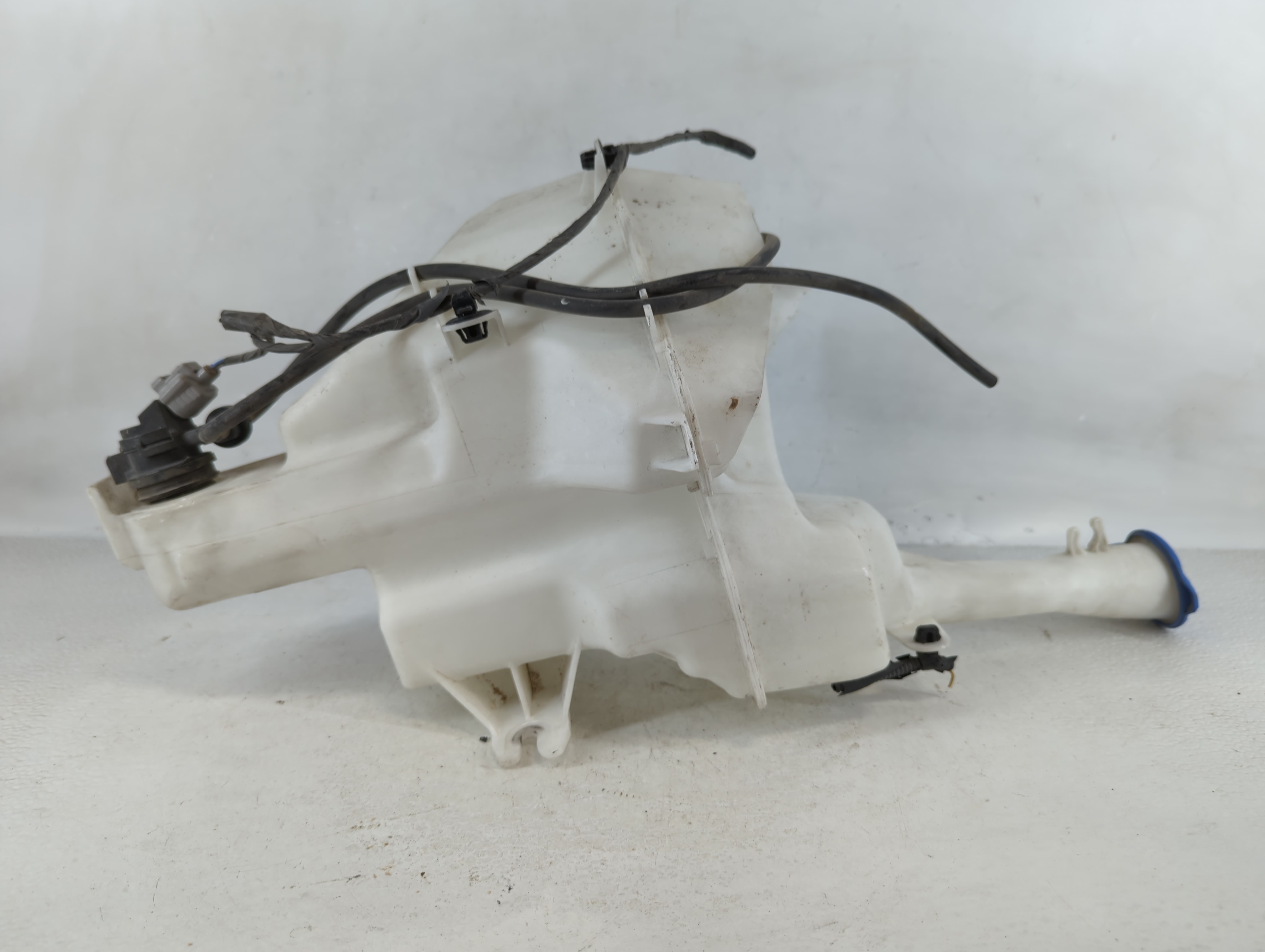 2014-2019 Kia Soul Windshield Washer Fluid Reservoir Bottle Oem 859302 - Oemusedautoparts1.com