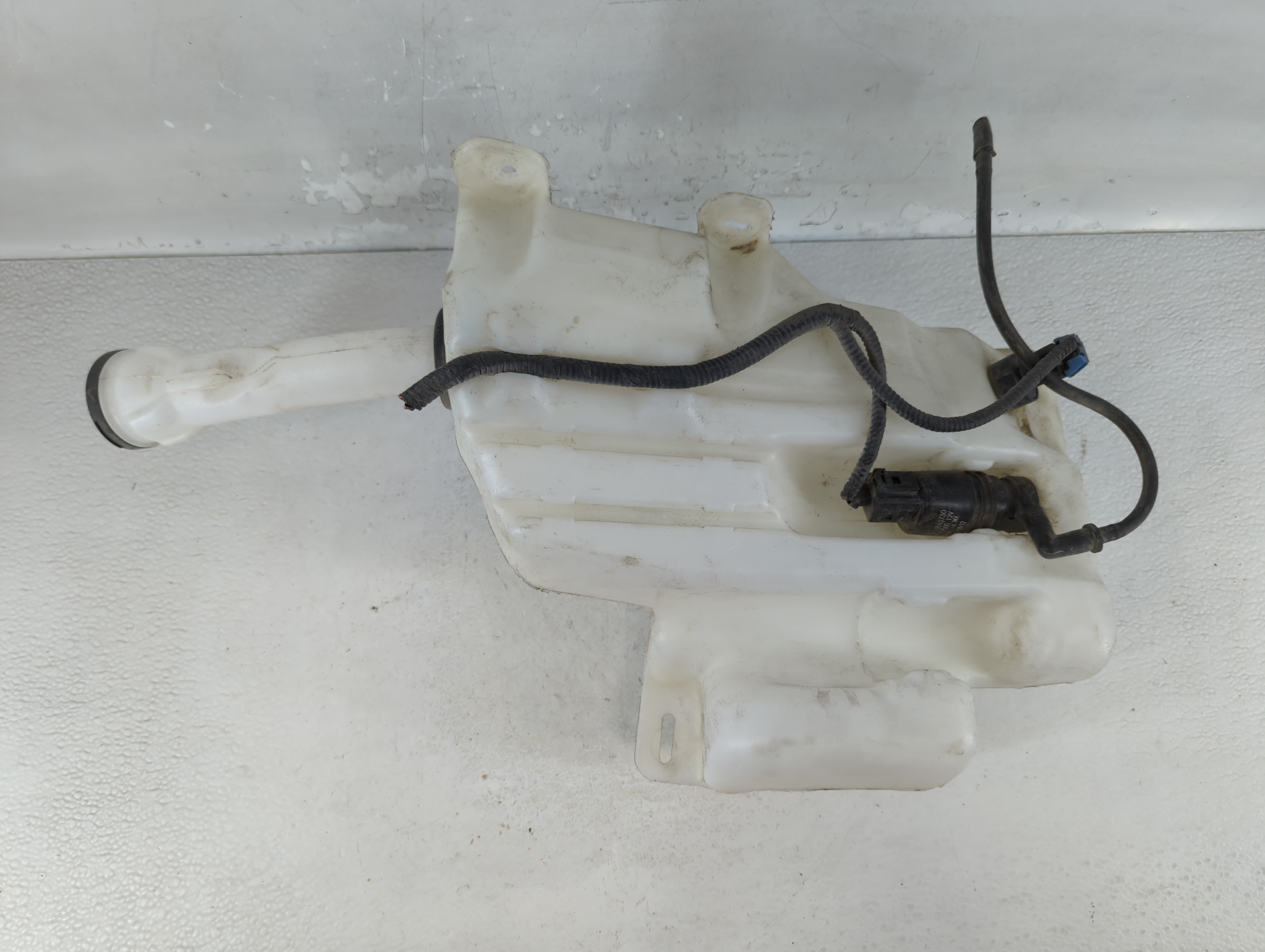 2013-2019 Cadillac Xts Windshield Washer Fluid Reservoir Bottle Oem 859303 - Oemusedautoparts1.com