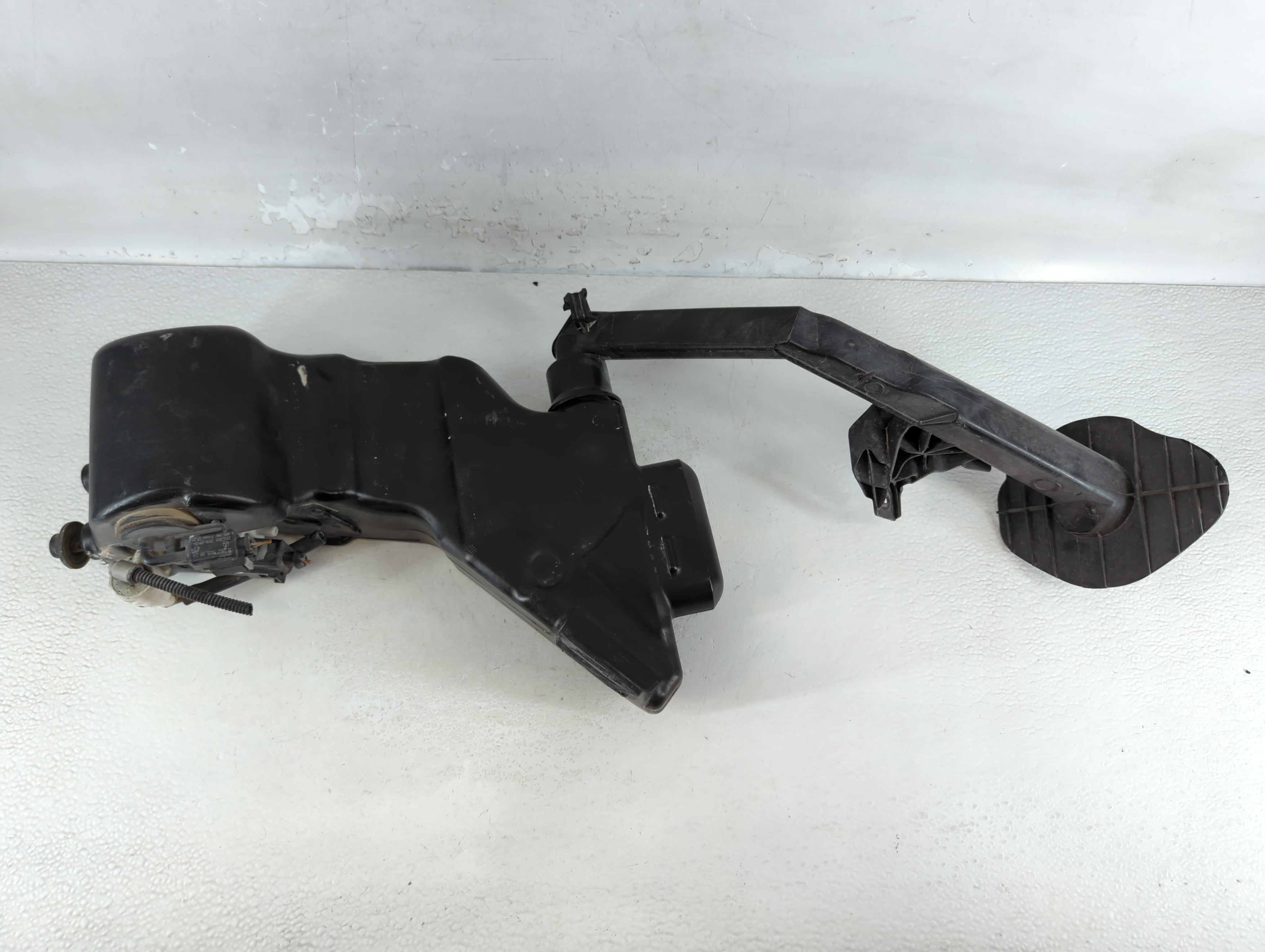 2016 Mercedes-benz Glc300 Windshield Washer Fluid Reservoir Bottle Oem 859328 - Oemusedautoparts1.com
