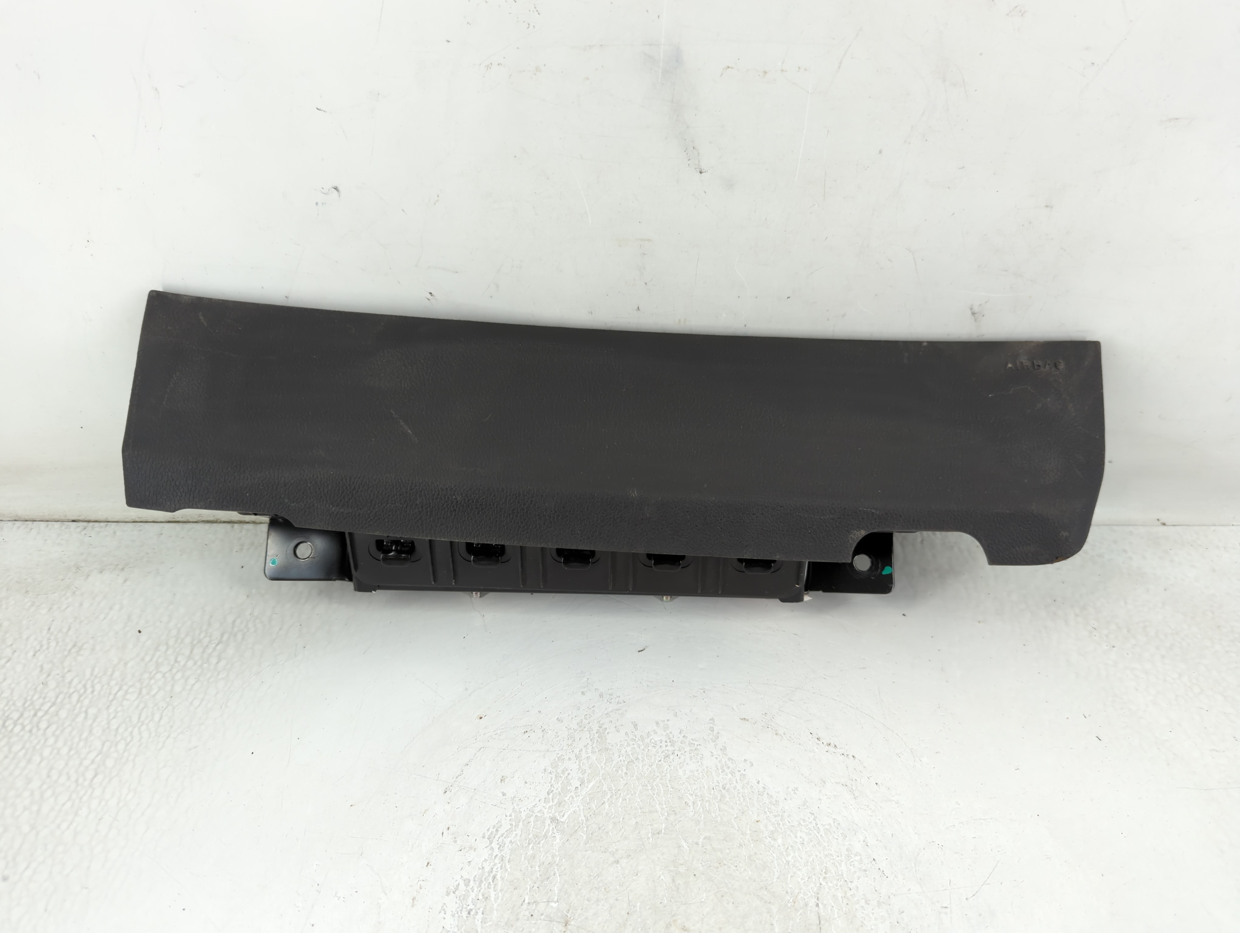 2016-2018 Chevrolet Cruze Air Bag Passenger Right Knee Oem 859709 - Oemusedautoparts1.com