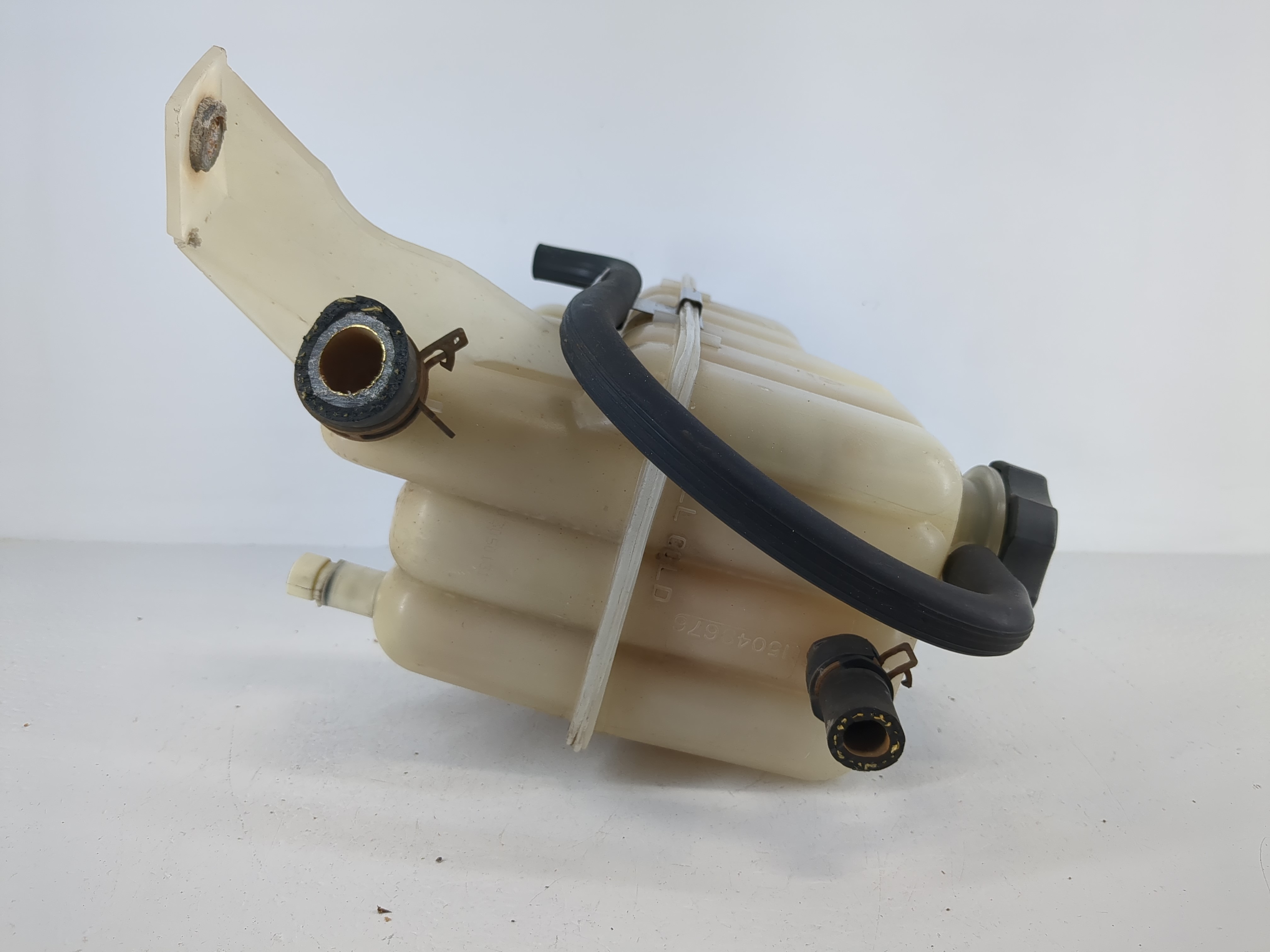 Picture of 2000-2004 Chevrolet Tahoe Radiator Coolant Overflow Expansion Tank Bottle 863191