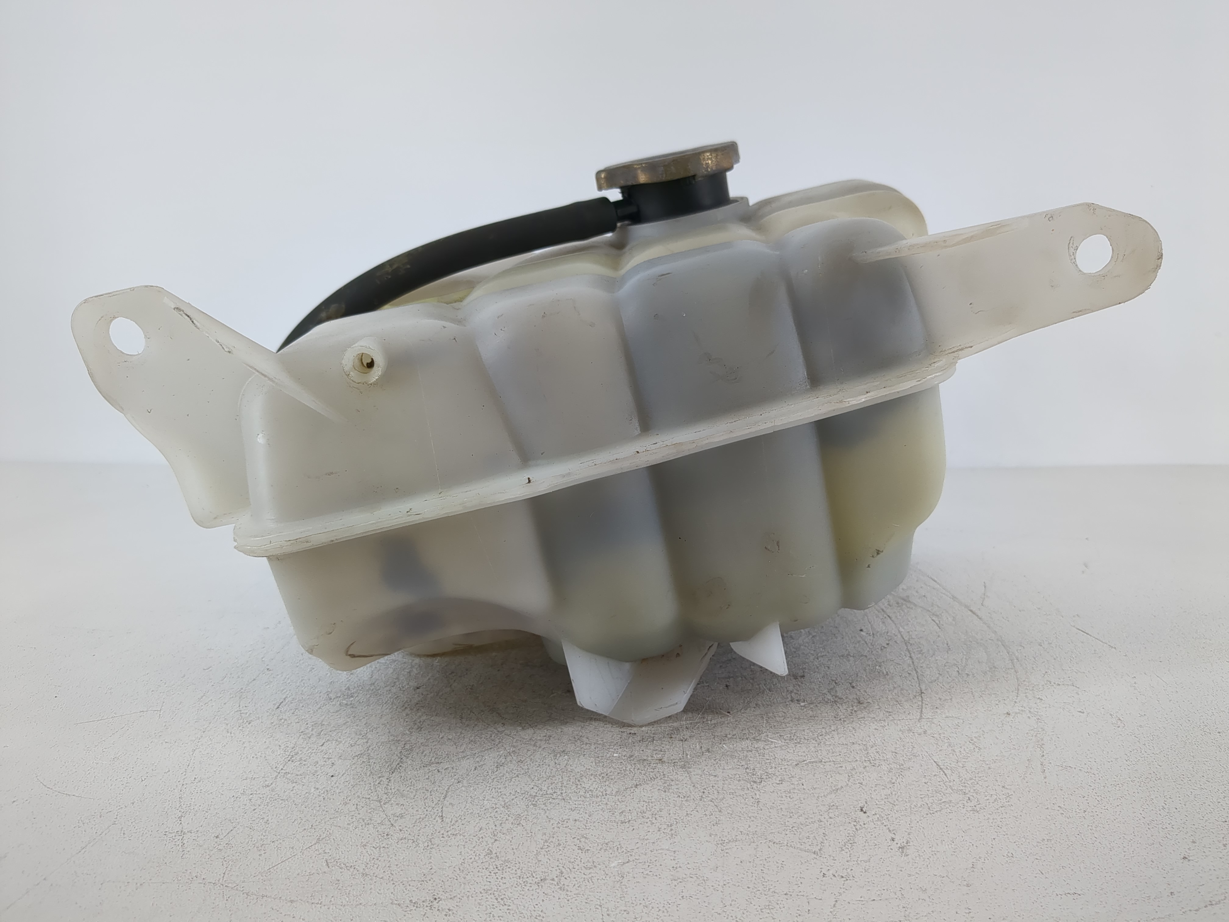 2002-2006 Jeep Liberty Radiator Coolant Overflow Expansion Tank Bottle 863469 - Oemusedautoparts1.com