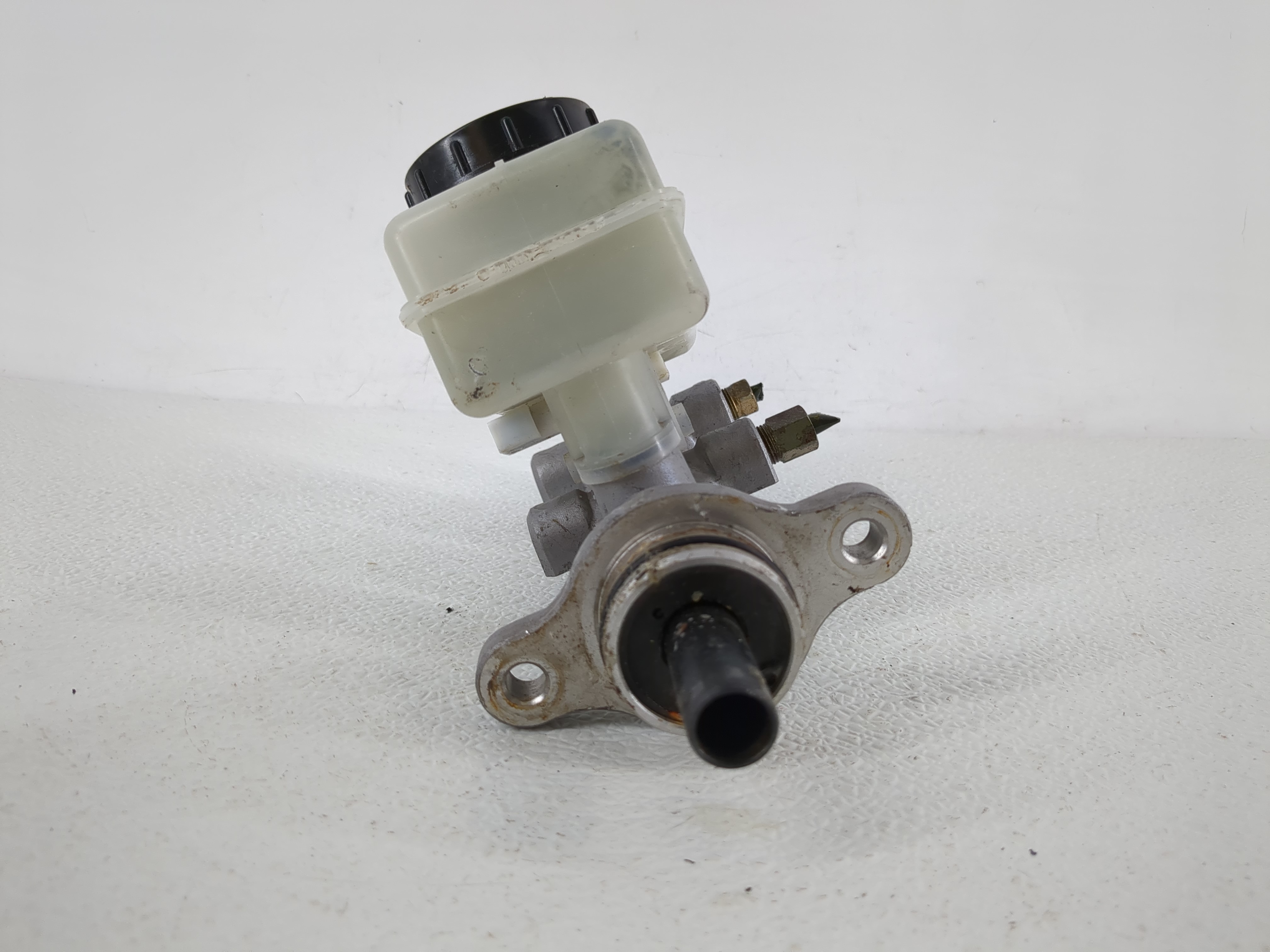 Picture of 2003-2003 Infiniti G35 Brake Master Cylinder 864020