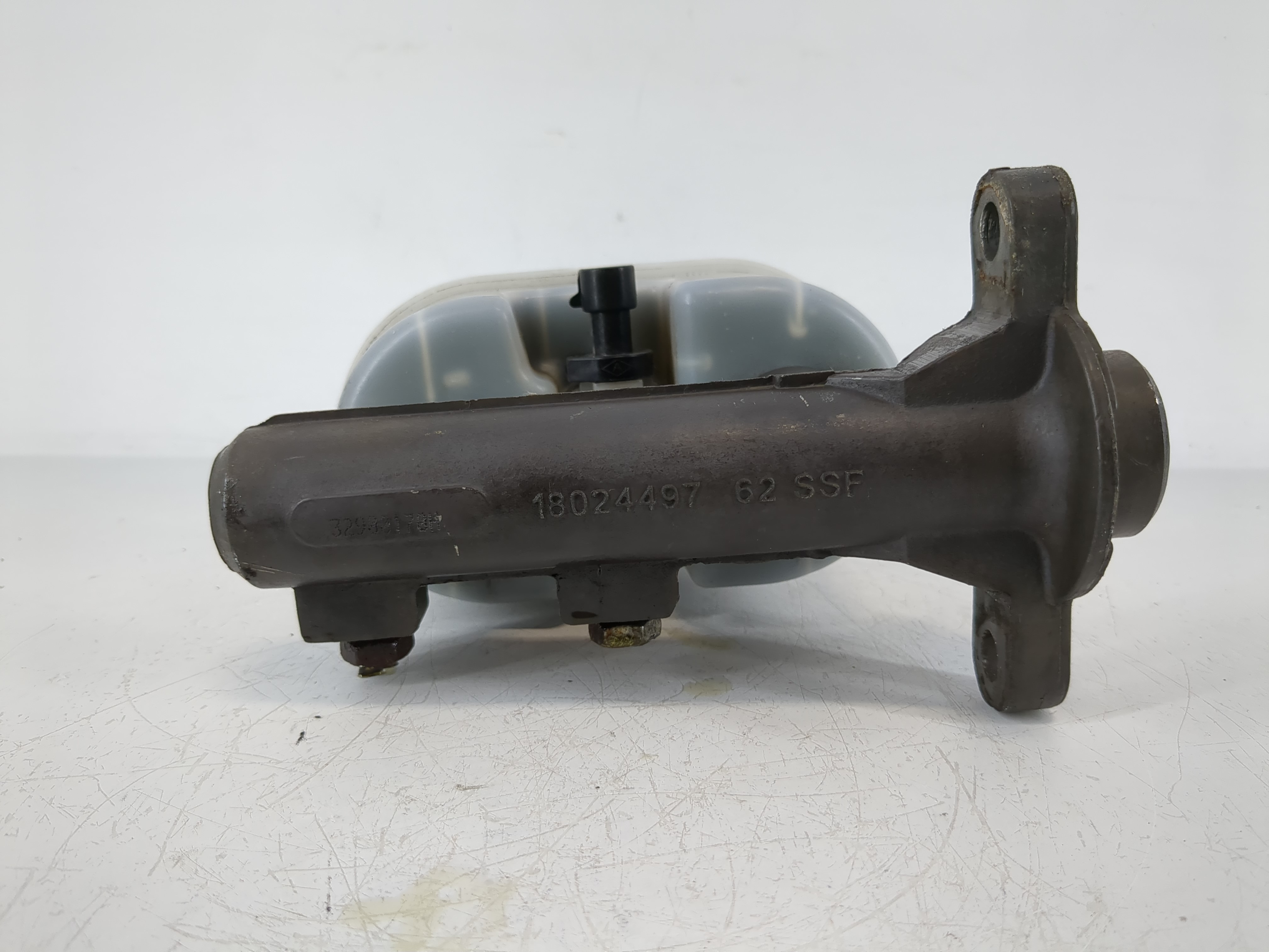 Picture of Gmc Chevrolet Brake Master Cylinder 864208