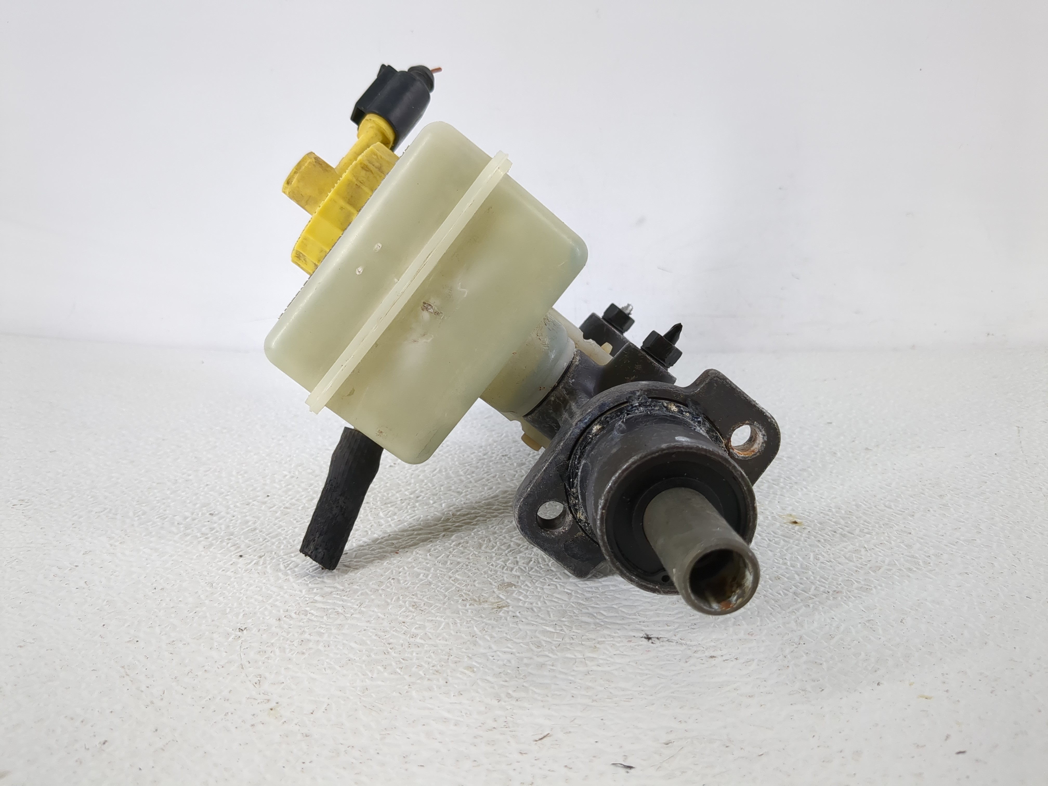 1998-2005 Volkswagen Beetle Brake Master Cylinder 864471 - Oemusedautoparts1.com