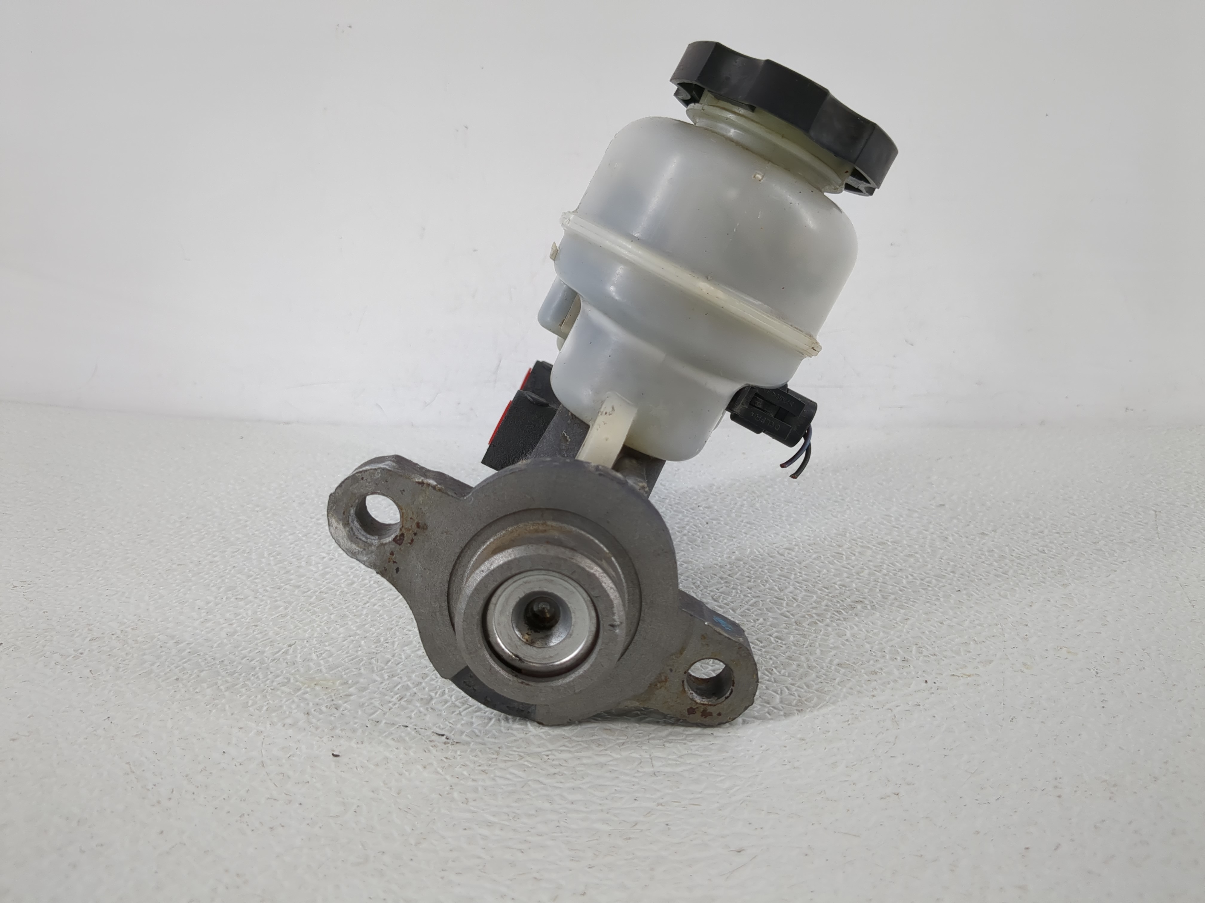 2000-2005 Chevrolet Impala Brake Master Cylinder 864594 - Oemusedautoparts1.com