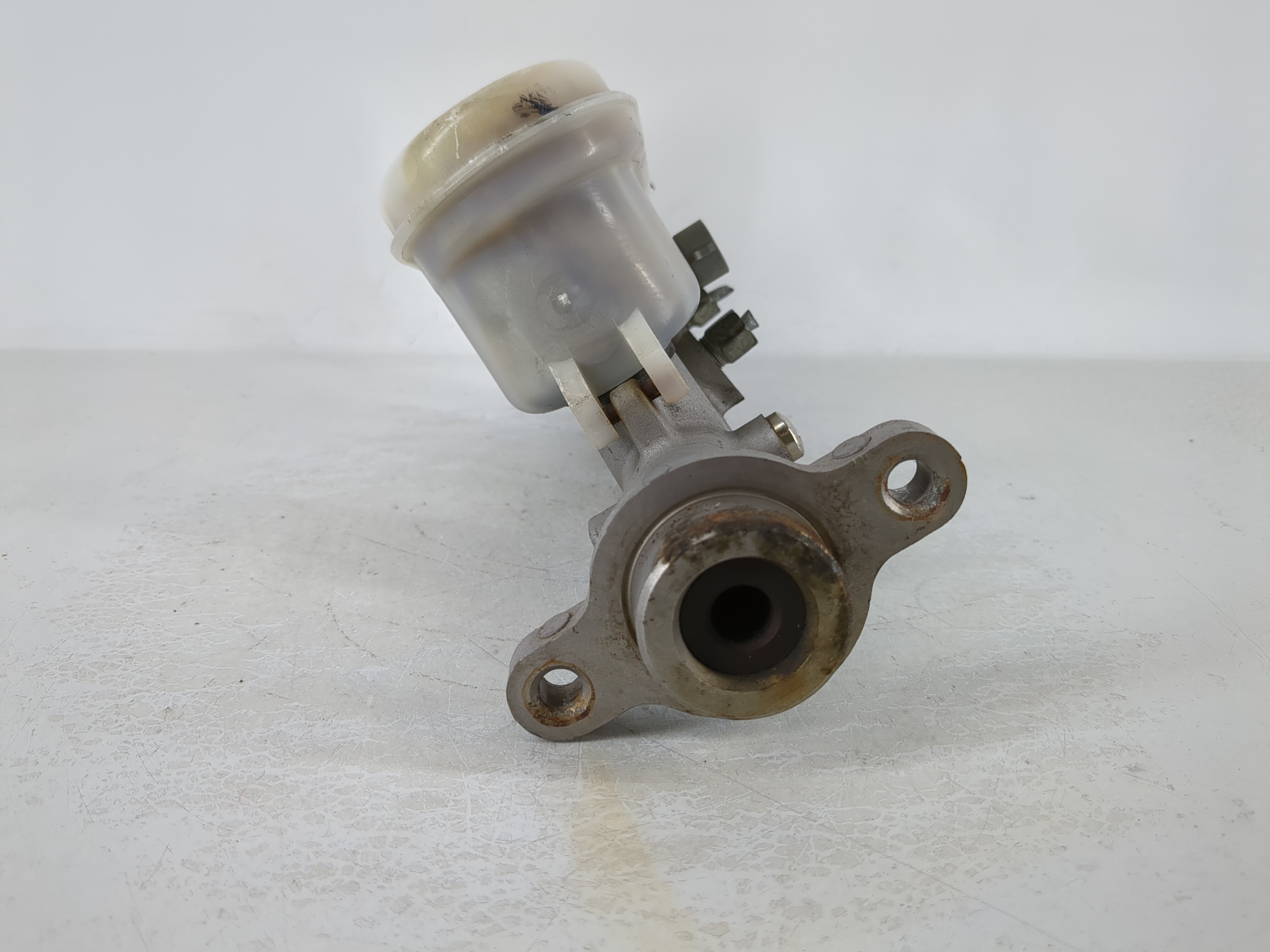 Picture of 1998-2004 Chrysler Concorde Brake Master Cylinder 864713