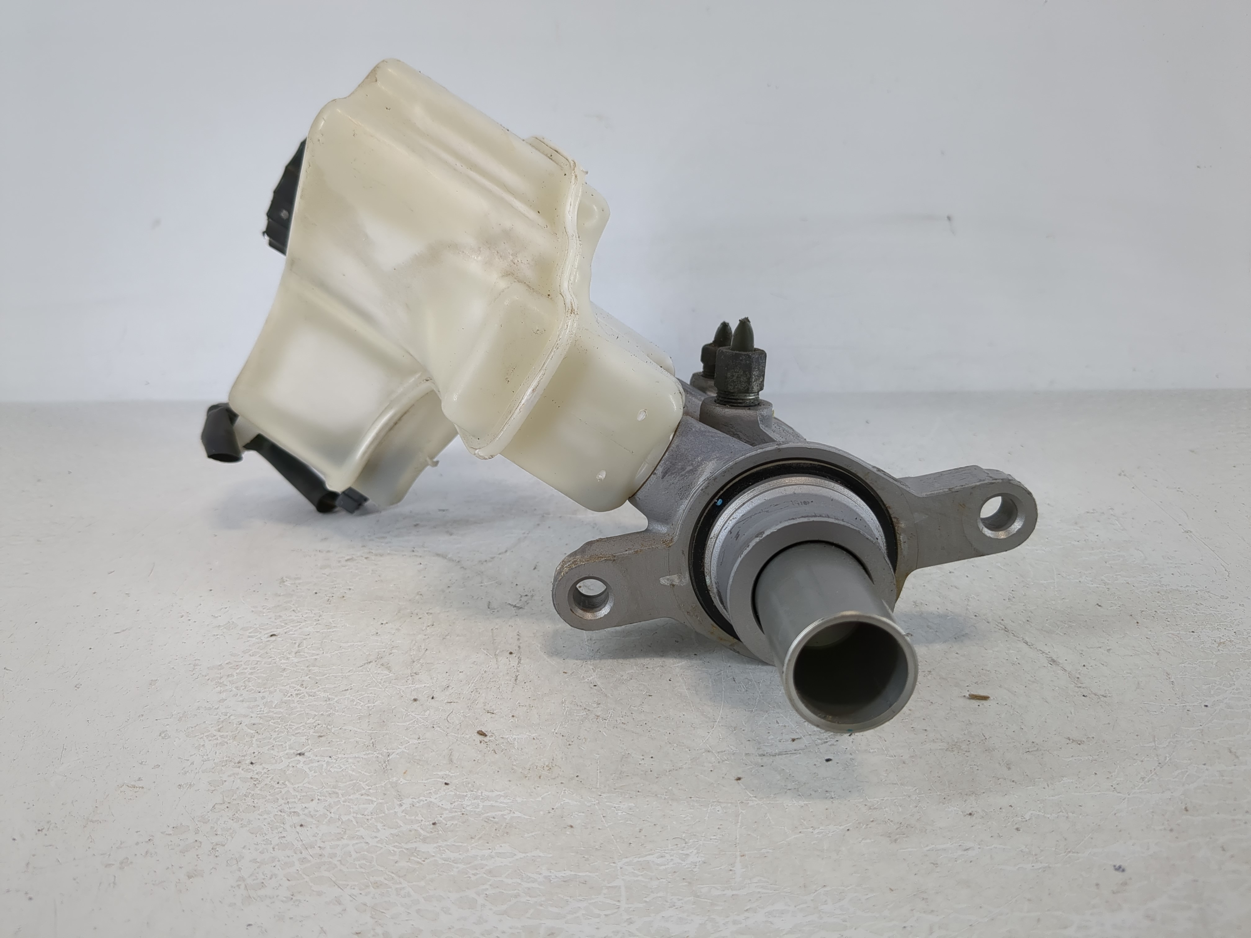 Picture of 2013-2018 Nissan Altima Brake Master Cylinder 864776
