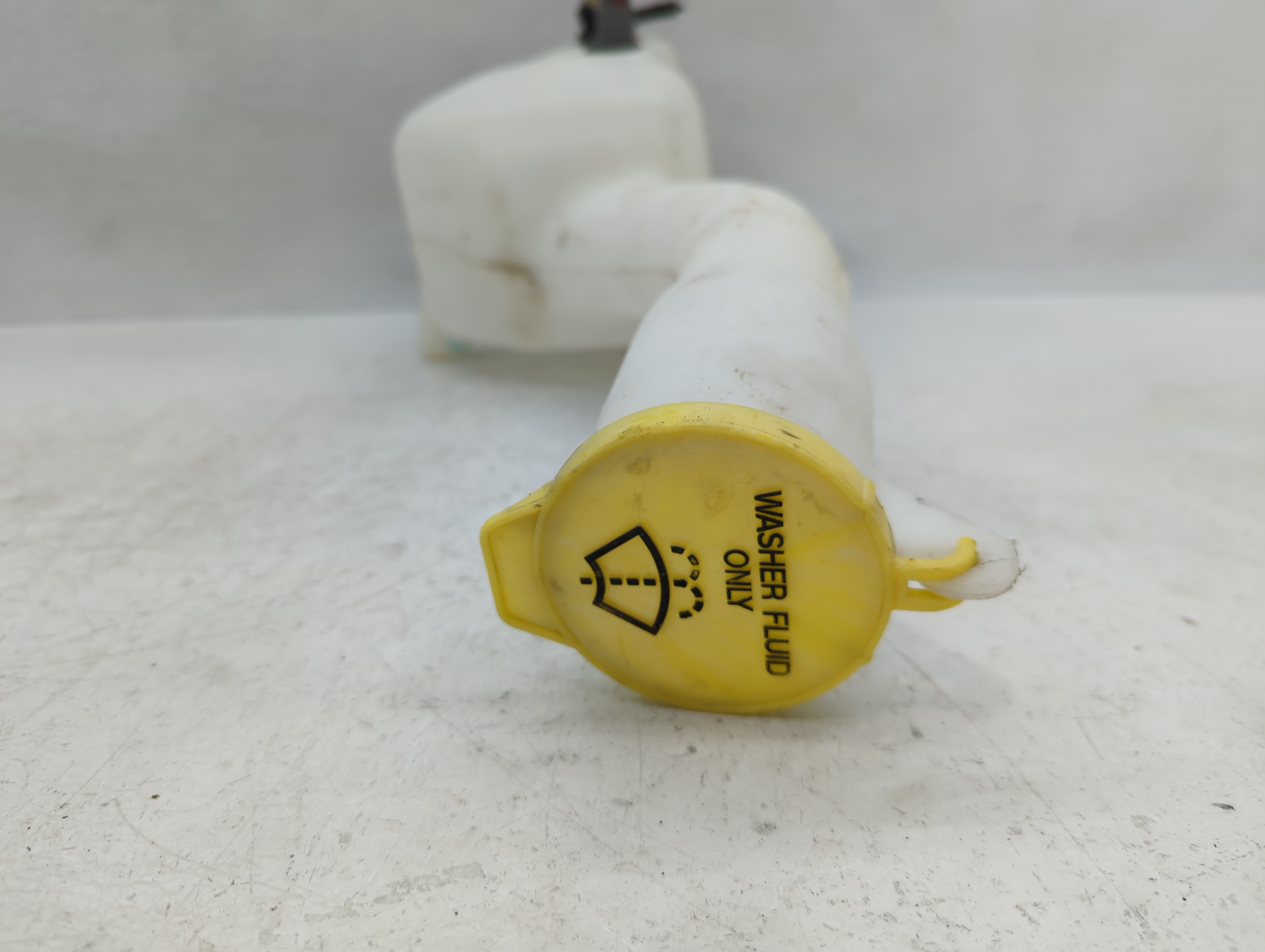 Picture of 2006-2010 Chrysler 300 Windshield Washer Fluid Reservoir Bottle Oem 868653