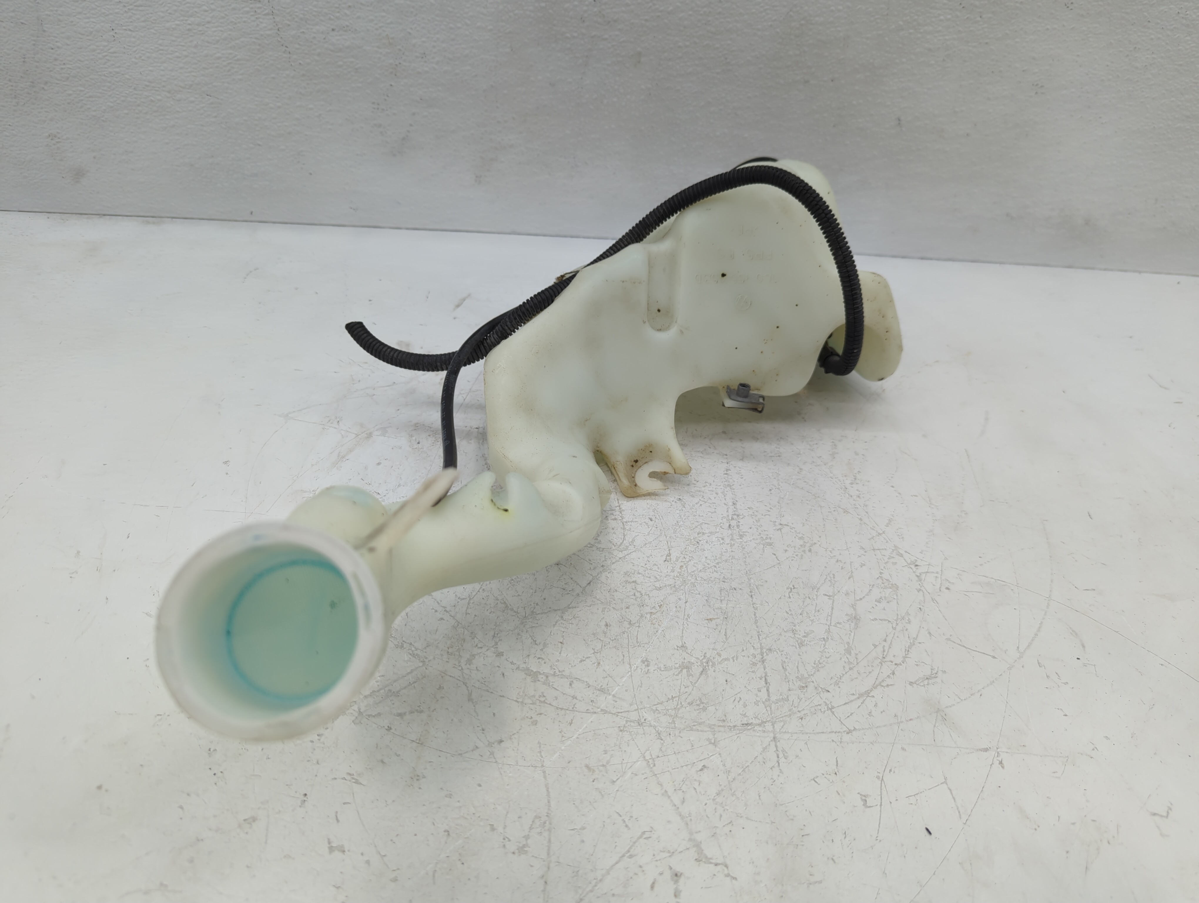 2000-2005 Volkswagen Beetle Windshield Washer Fluid Reservoir Bottle Oem 868663 - Oemusedautoparts1.com