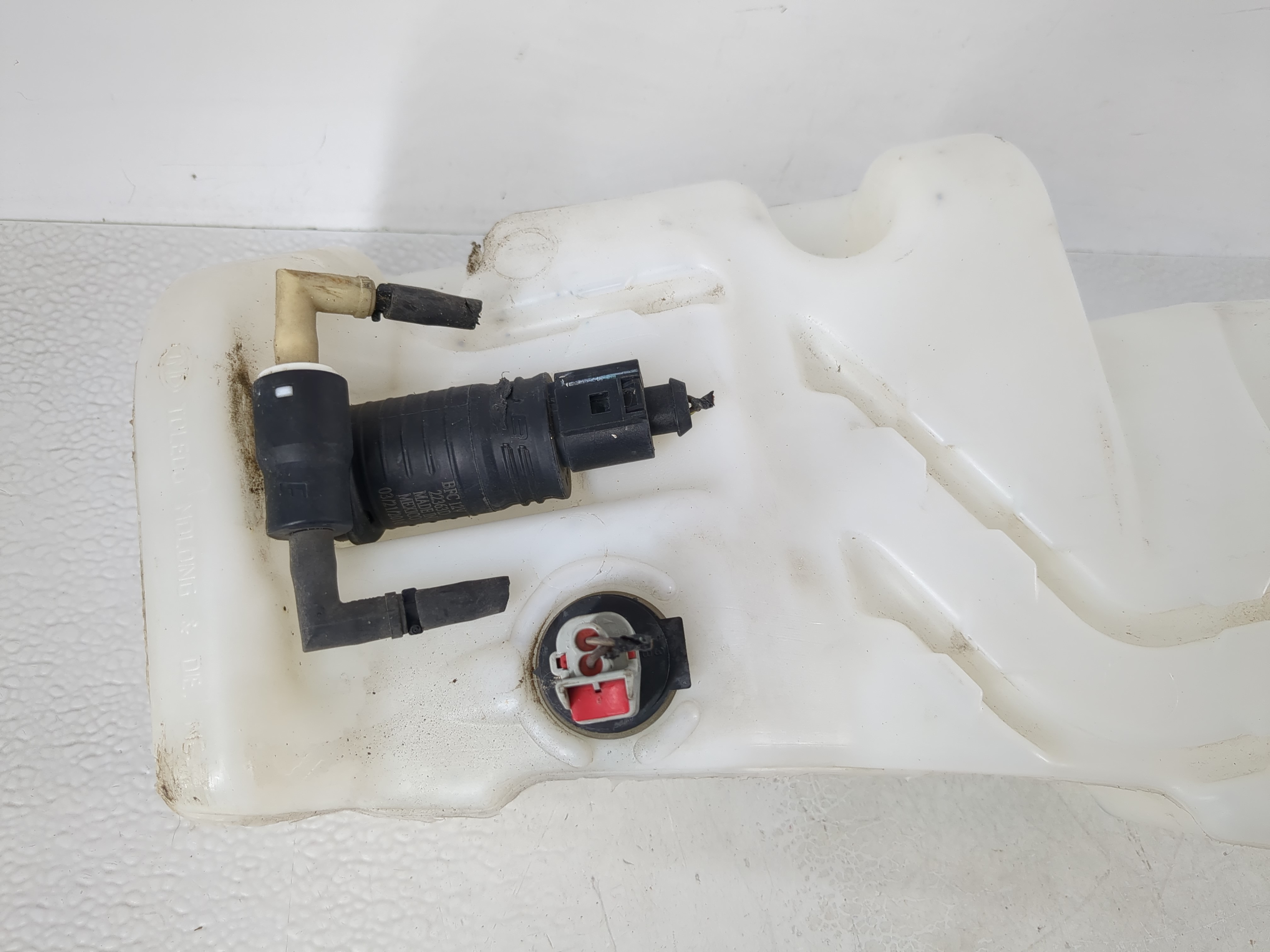Picture of 2014-2018 Jeep Cherokee Windshield Washer Fluid Reservoir Bottle Oem 869162