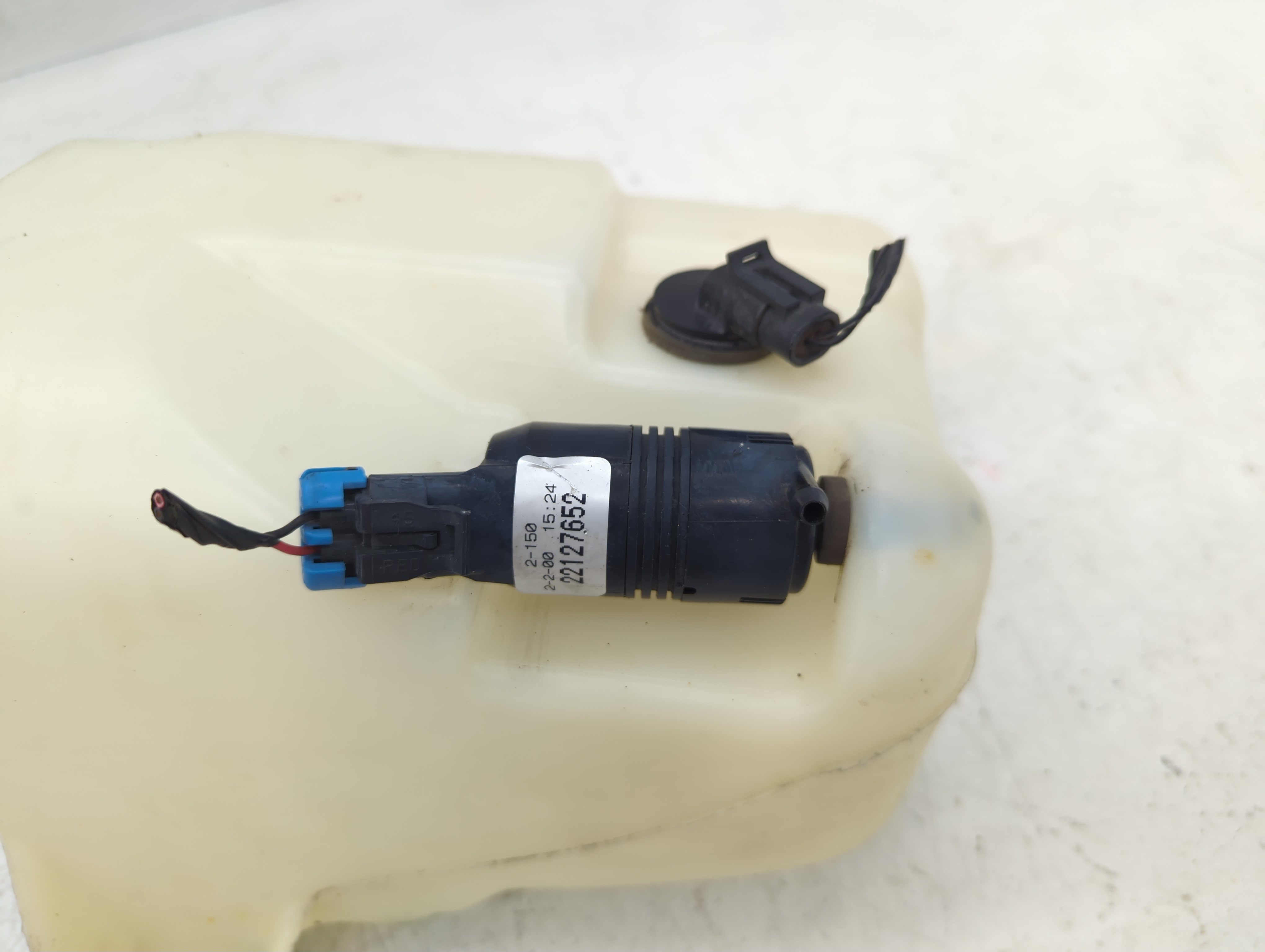 Picture of 2000-2005 Buick Lesabre Windshield Washer Fluid Reservoir Bottle Oem 869211