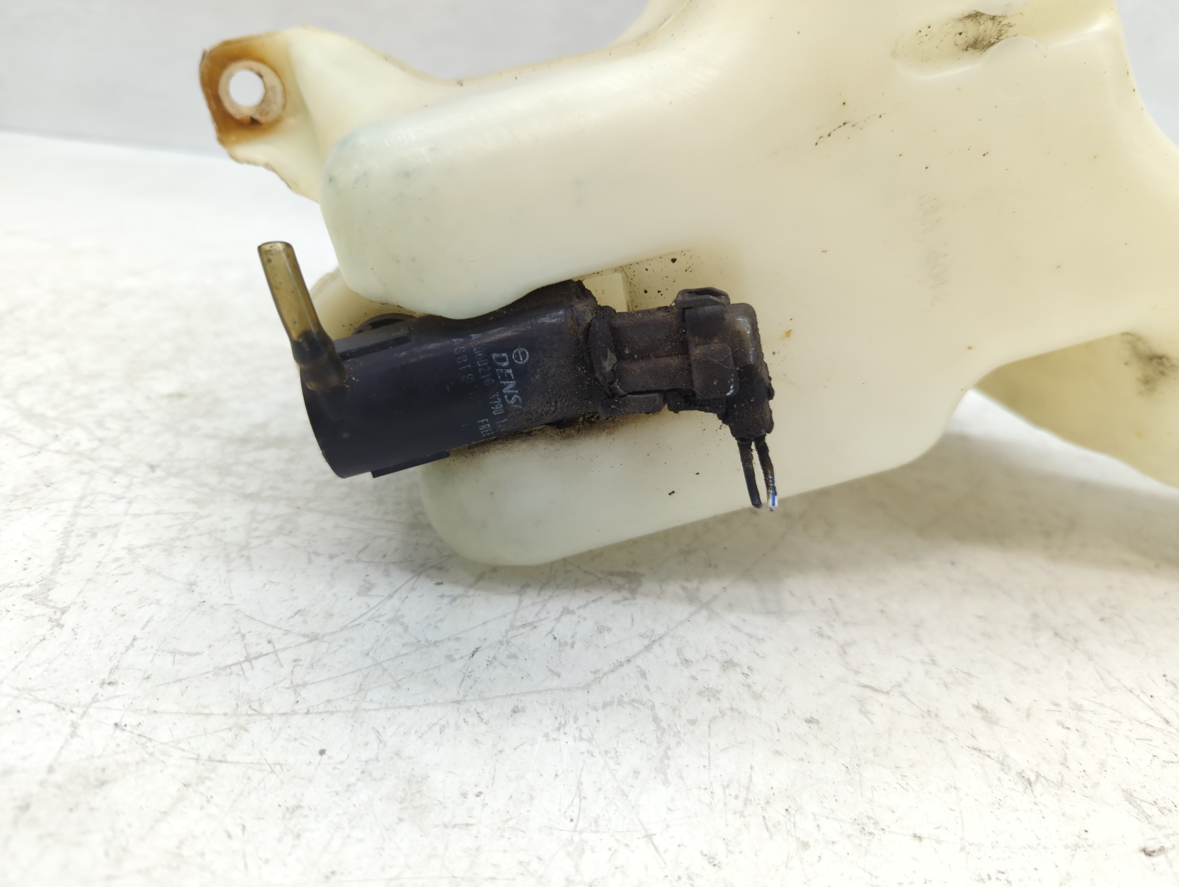 Picture of 2004-2005 Honda Civic Windshield Washer Fluid Reservoir Bottle Oem 869350