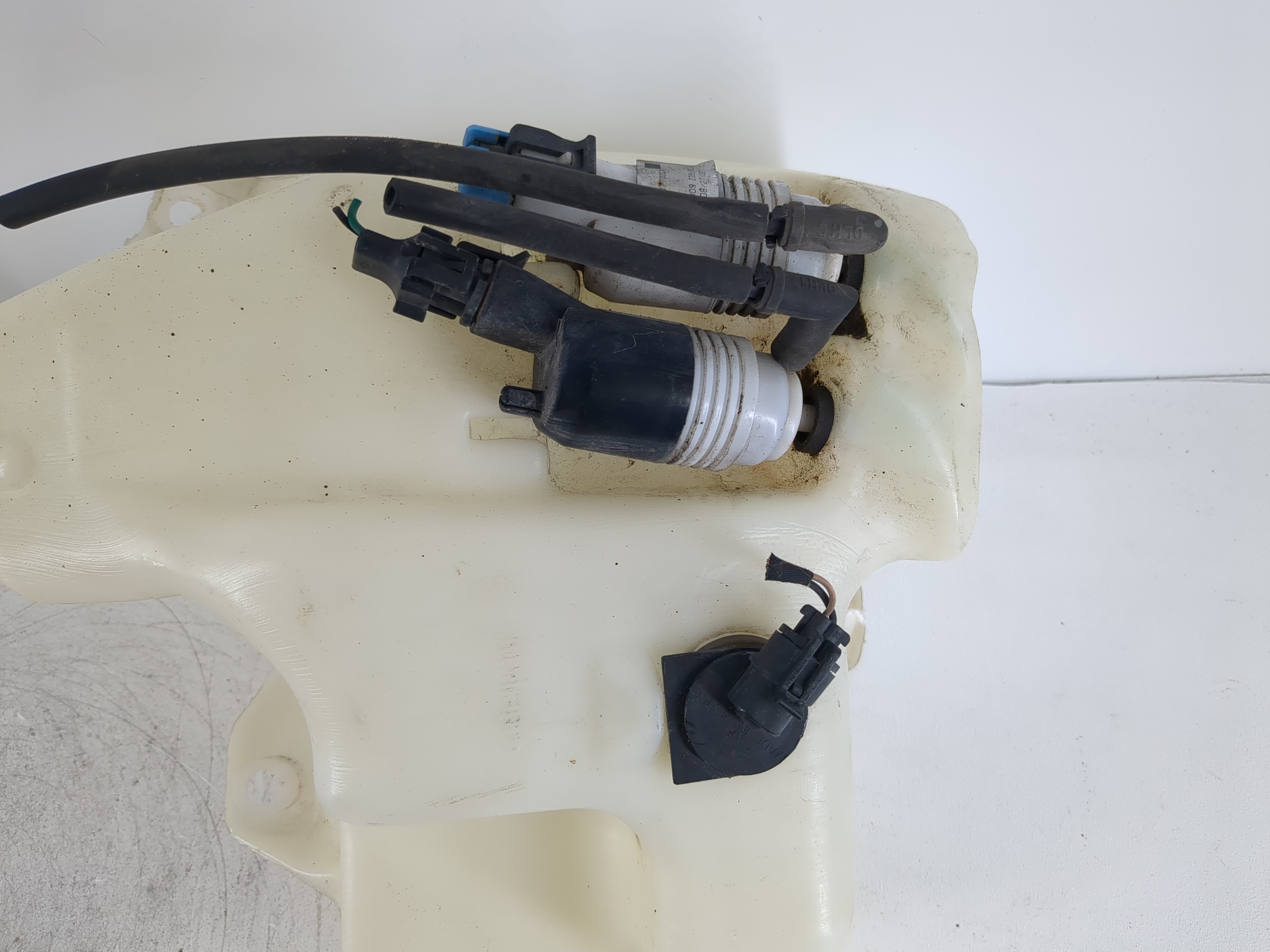 2010-2017 Buick Enclave Windshield Washer Fluid Reservoir Bottle Oem 869398 - Oemusedautoparts1.com