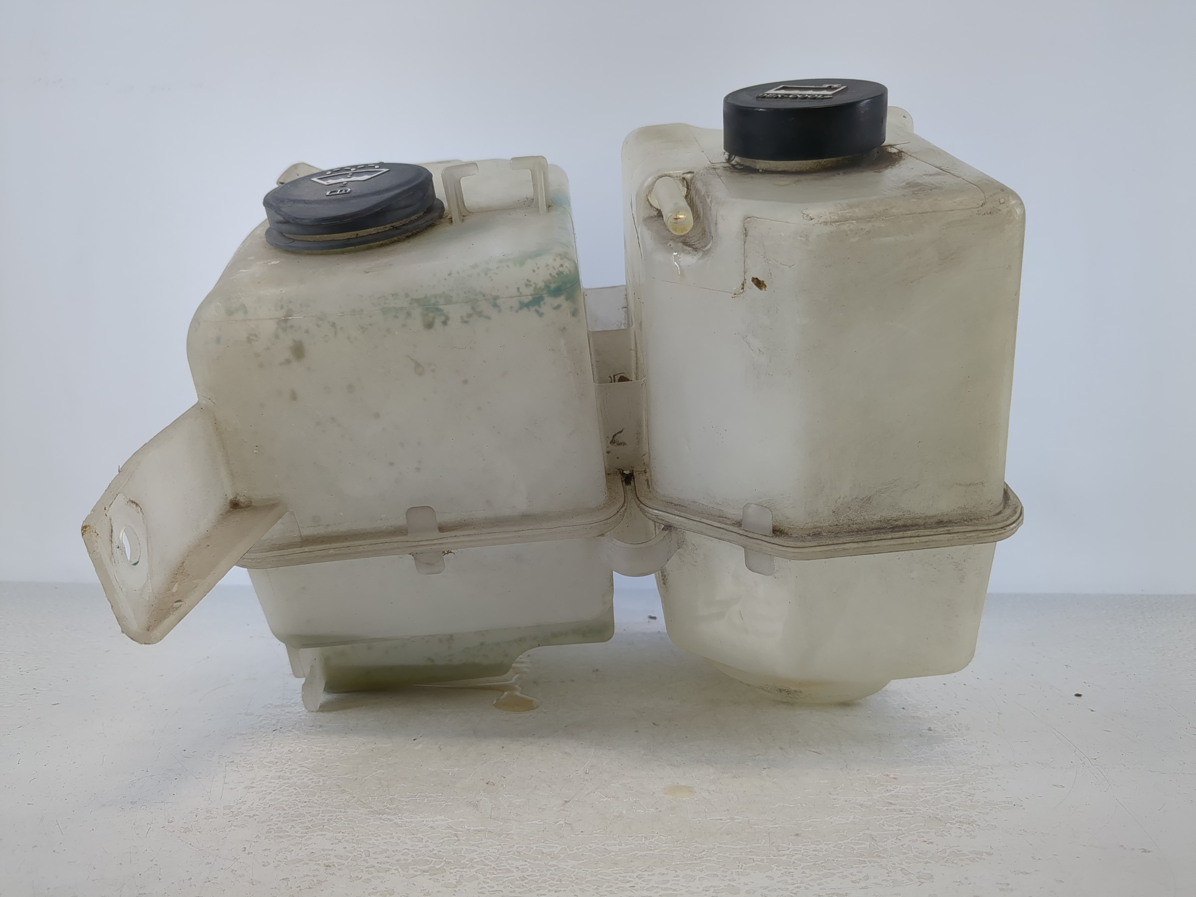 Picture of 2007-2012 Chevrolet Colorado Windshield Washer Fluid Reservoir Bottle Oem 869402