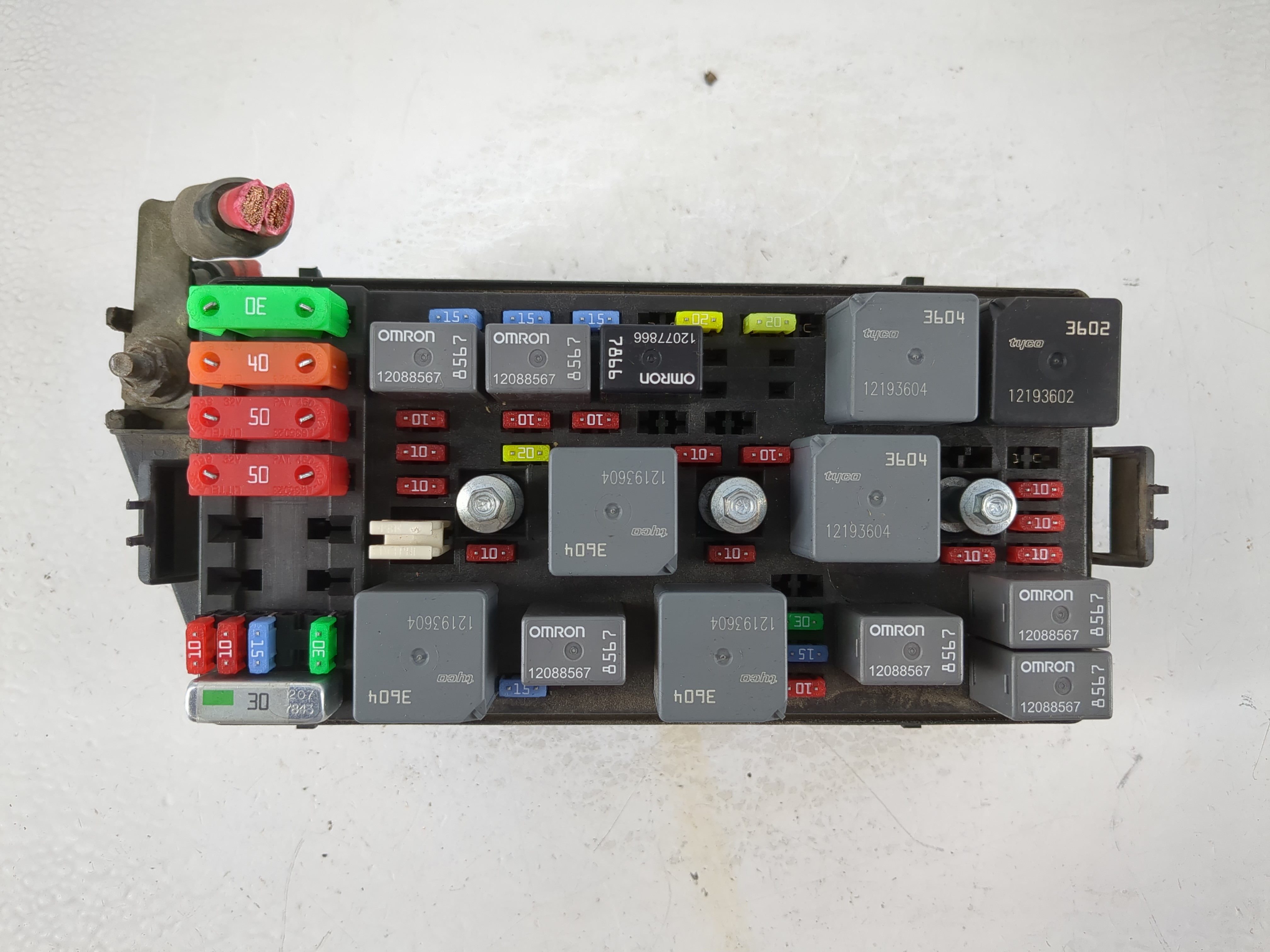 Picture of 2004-2005 Cadillac Deville Fusebox Fuse Box Relay Module 869993