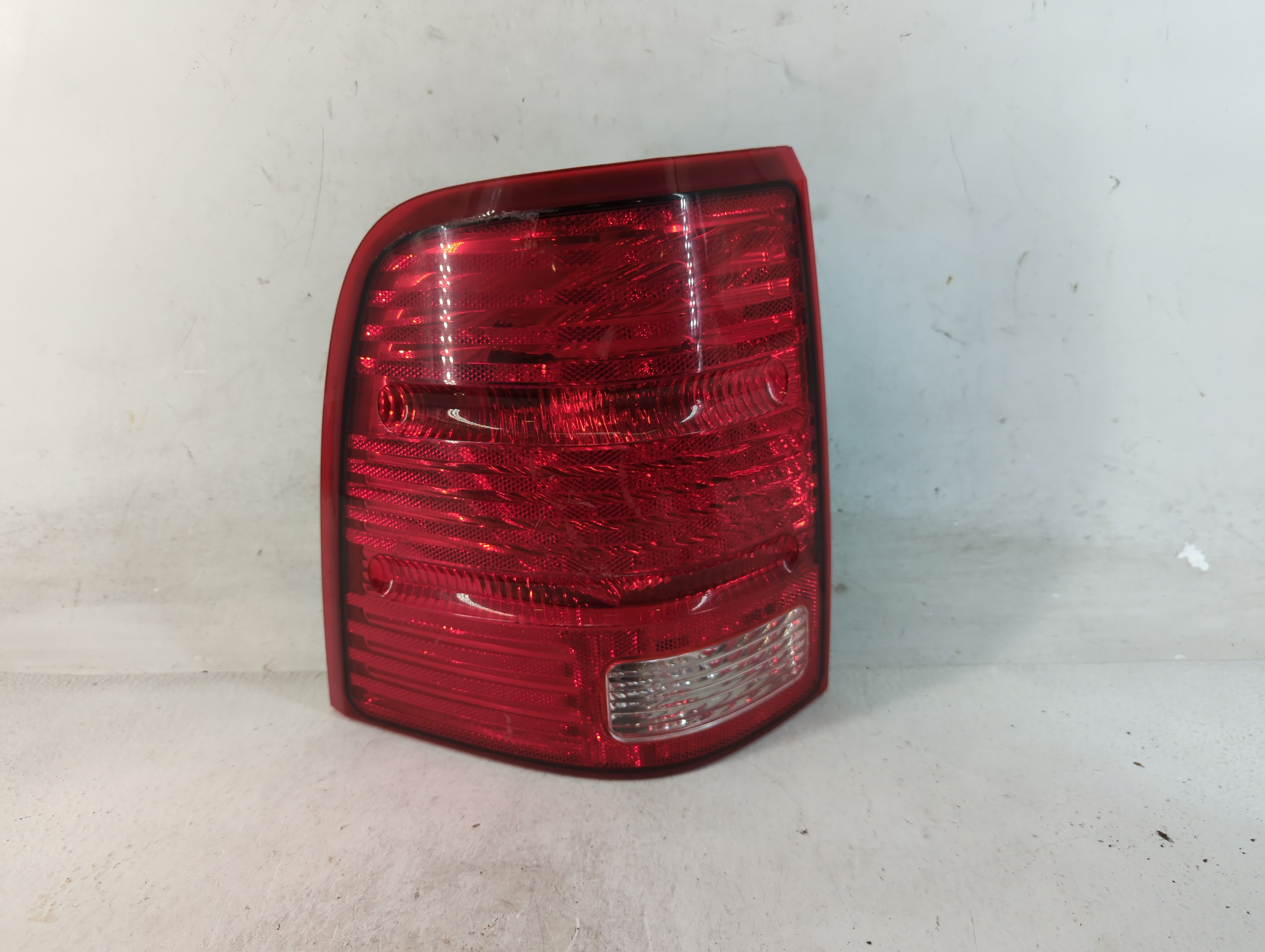 2002-2005 Ford Explorer Driver Left Side Tail Light Taillight Oem 875989 - Oemusedautoparts1.com