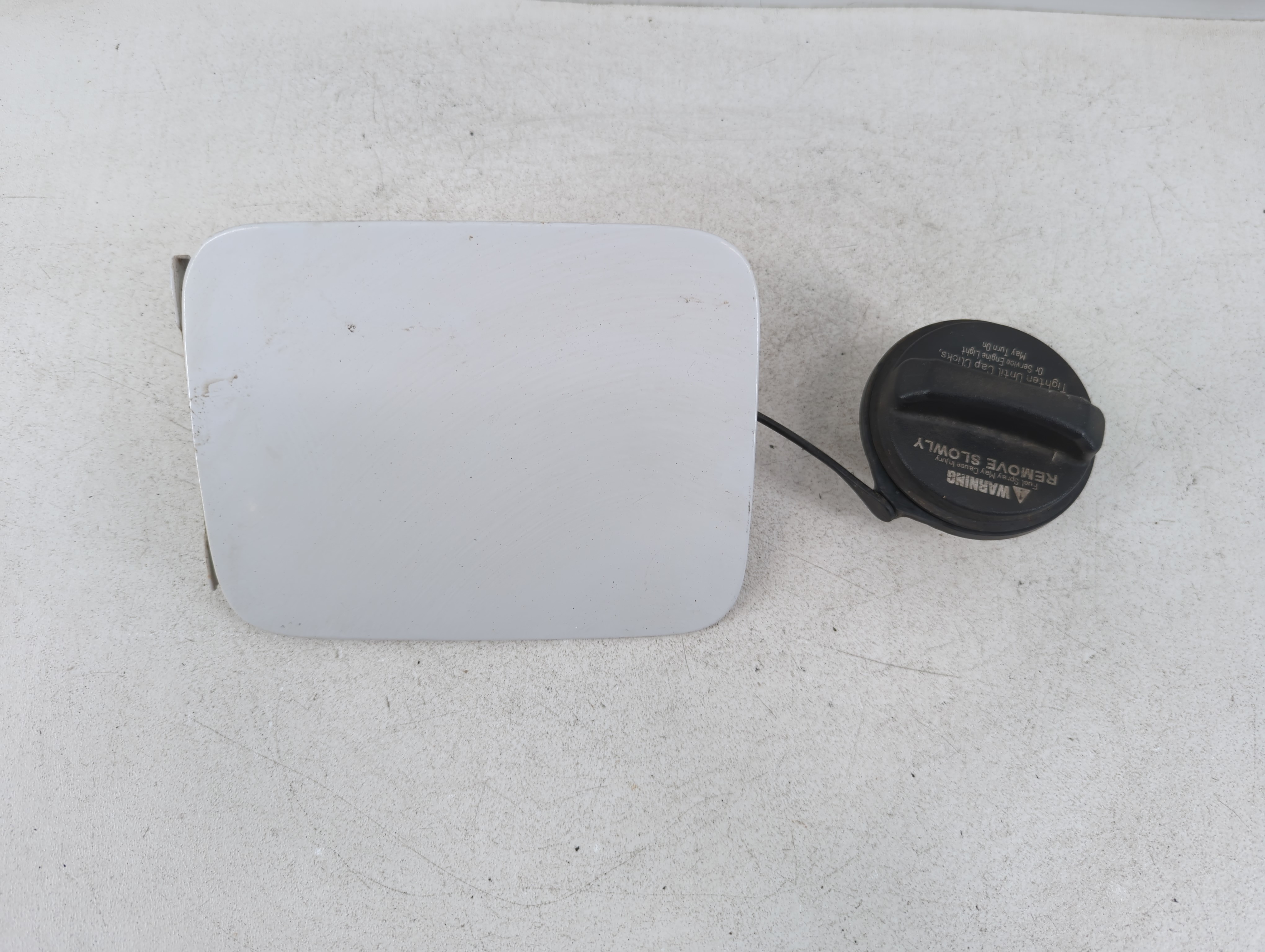 Picture of 2005 Hyundai Elantra Fuel Tank Door Lid Gas Tank 877770