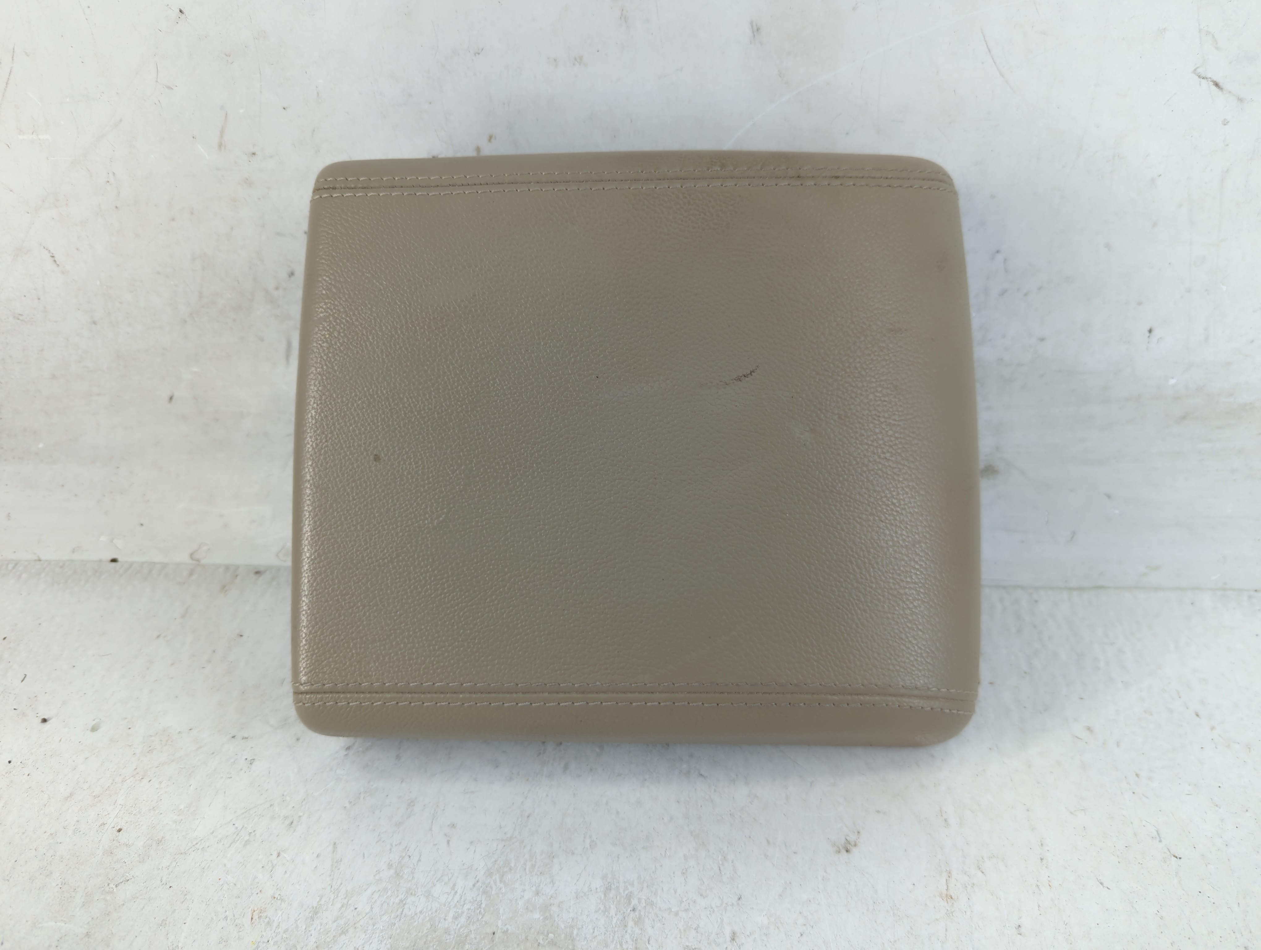 2019 Land Rover Range Rover Evoque Center Console Armrest Cover Lid Grey 880700 - Oemusedautoparts1.com