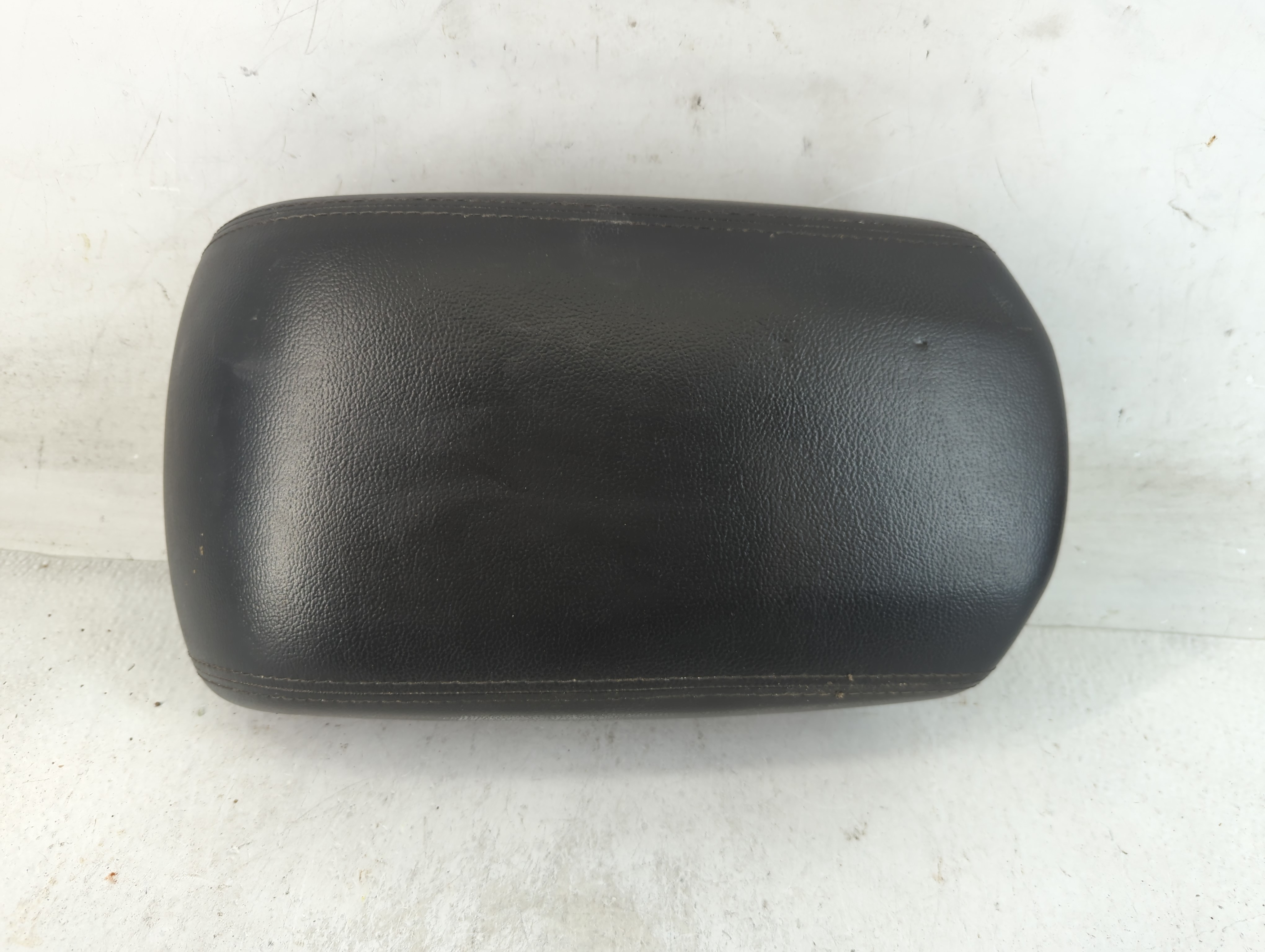 2017 Hyundai Santa Fe Center Console Armrest Cover Lid Black 880703 - Oemusedautoparts1.com