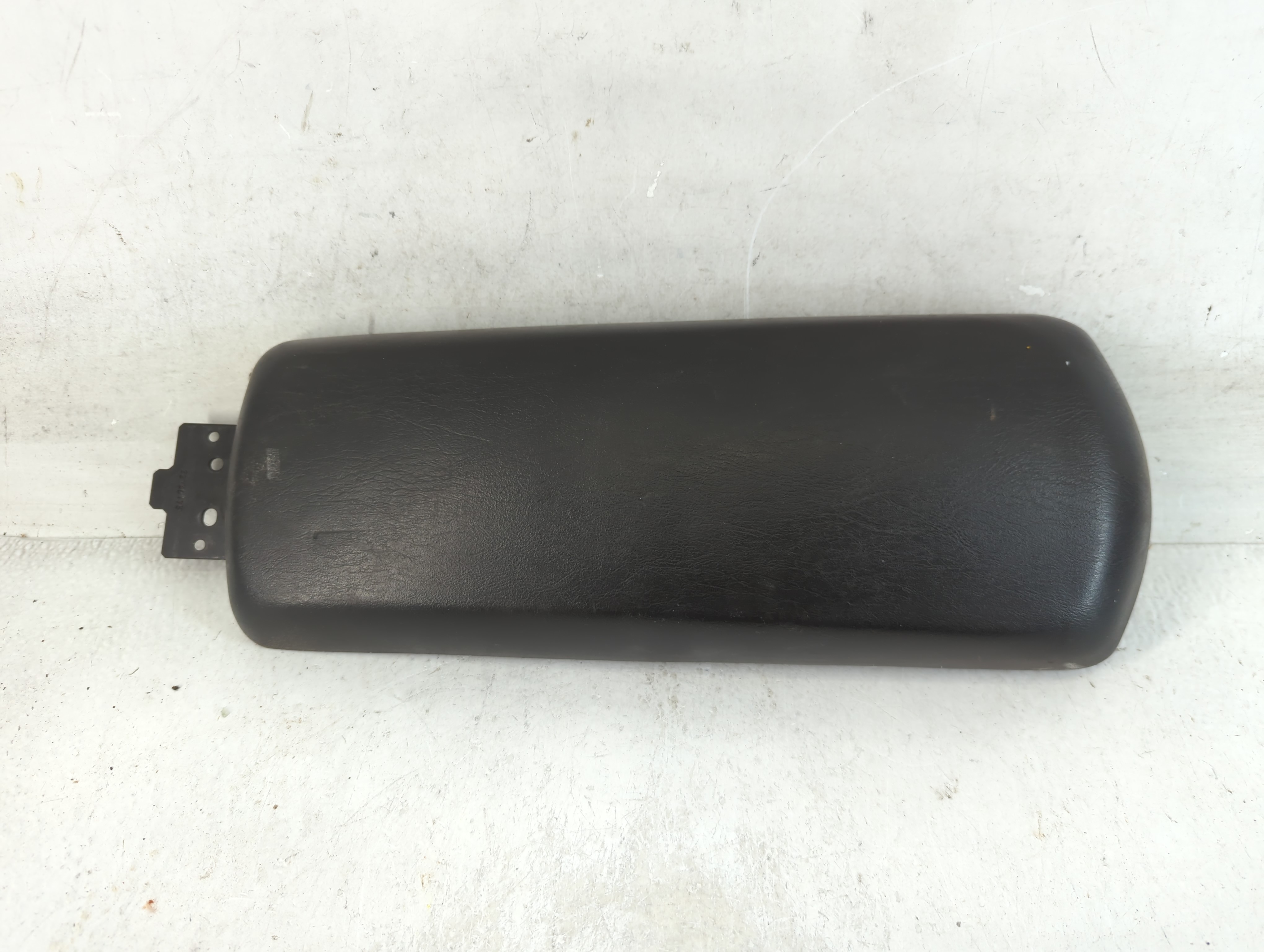 2006-2007 Chevrolet Malibu Center Console Armrest Cover Lid Black 880882 - Oemusedautoparts1.com