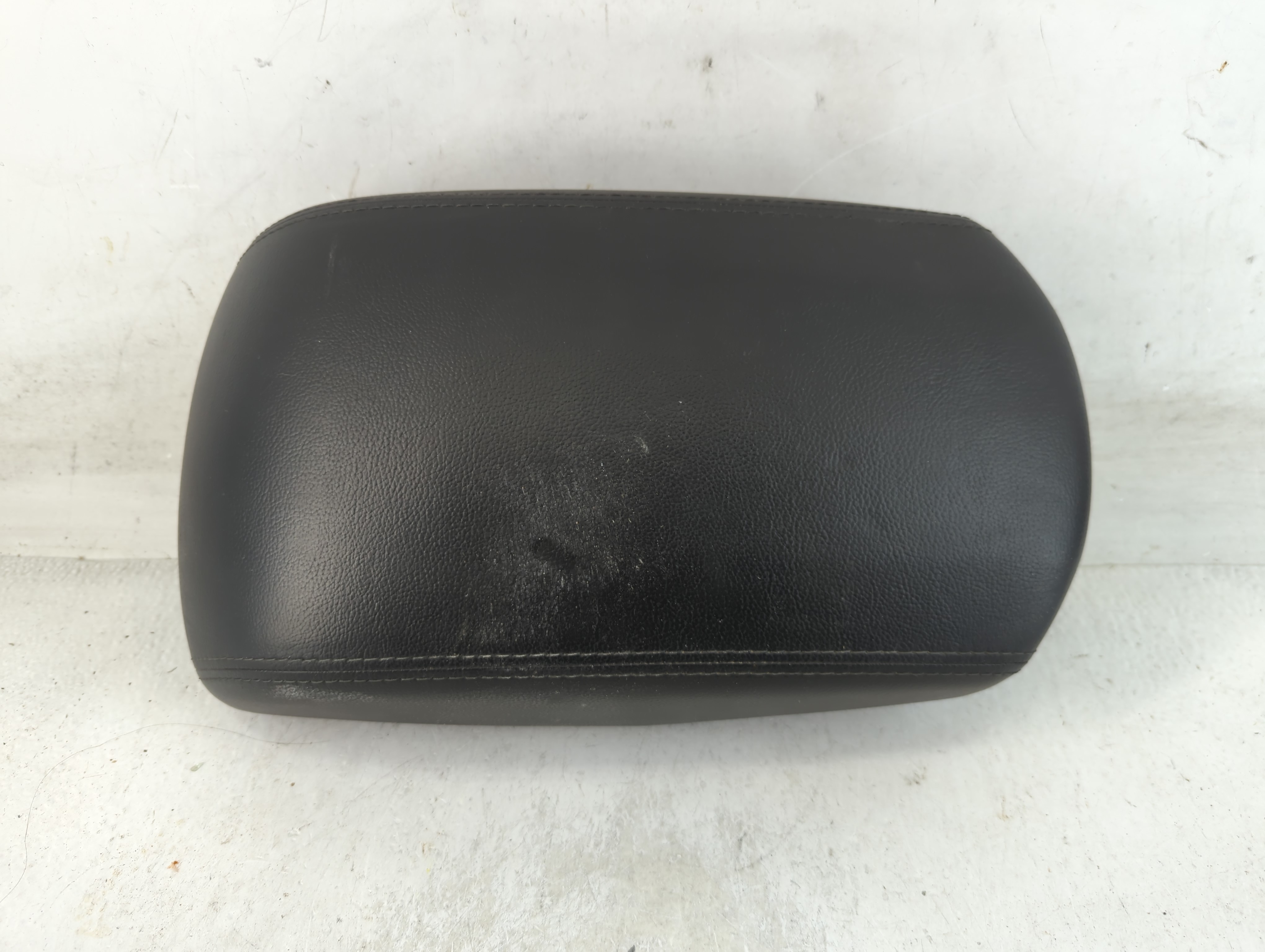 2017 Hyundai Santa Fe Center Console Armrest Cover Lid Black 880883 - Oemusedautoparts1.com
