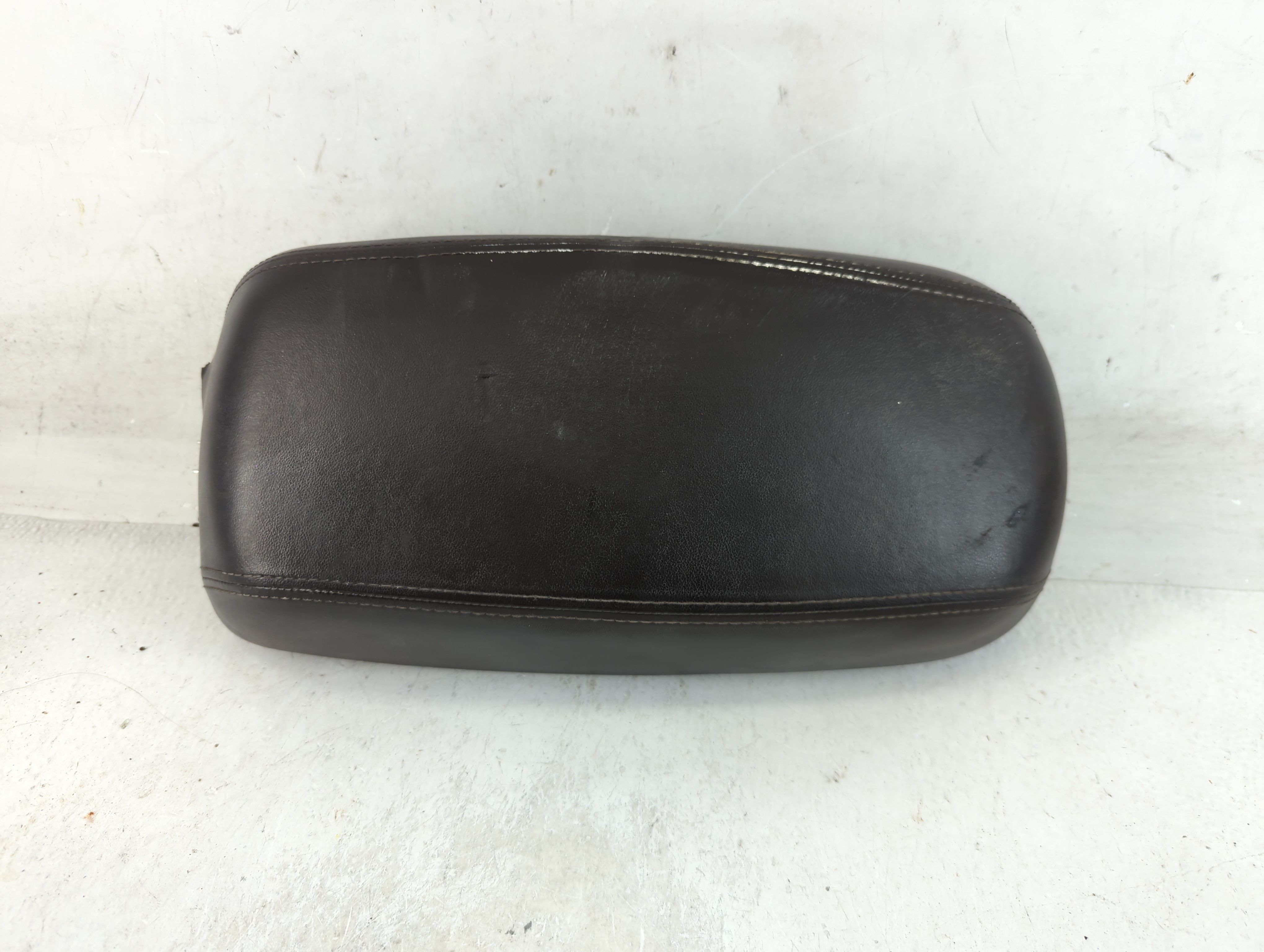 2014-2015 Hyundai Tucson Center Console Armrest Cover Lid Black 882397 - Oemusedautoparts1.com