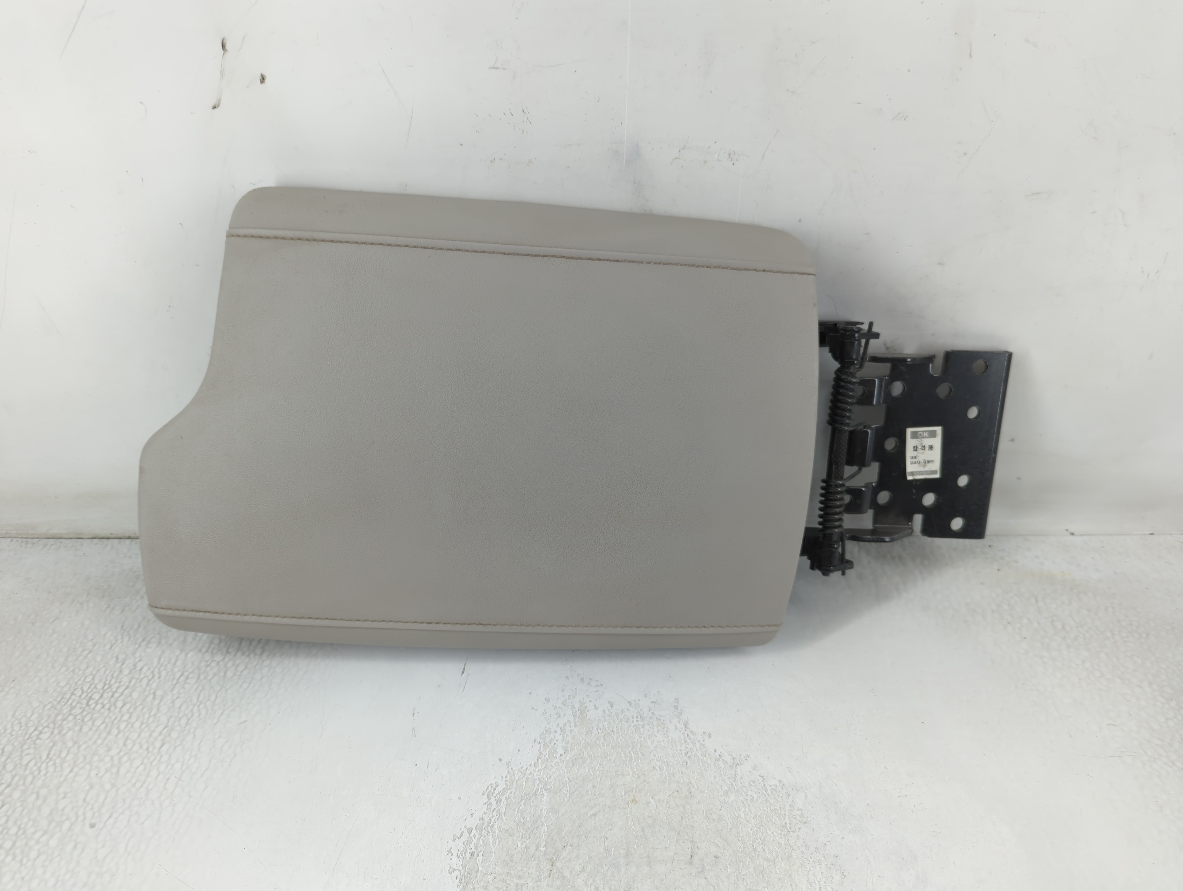 Picture of 2021 Hyundai Palisade Center Console Armrest Cover Lid Grey 882466